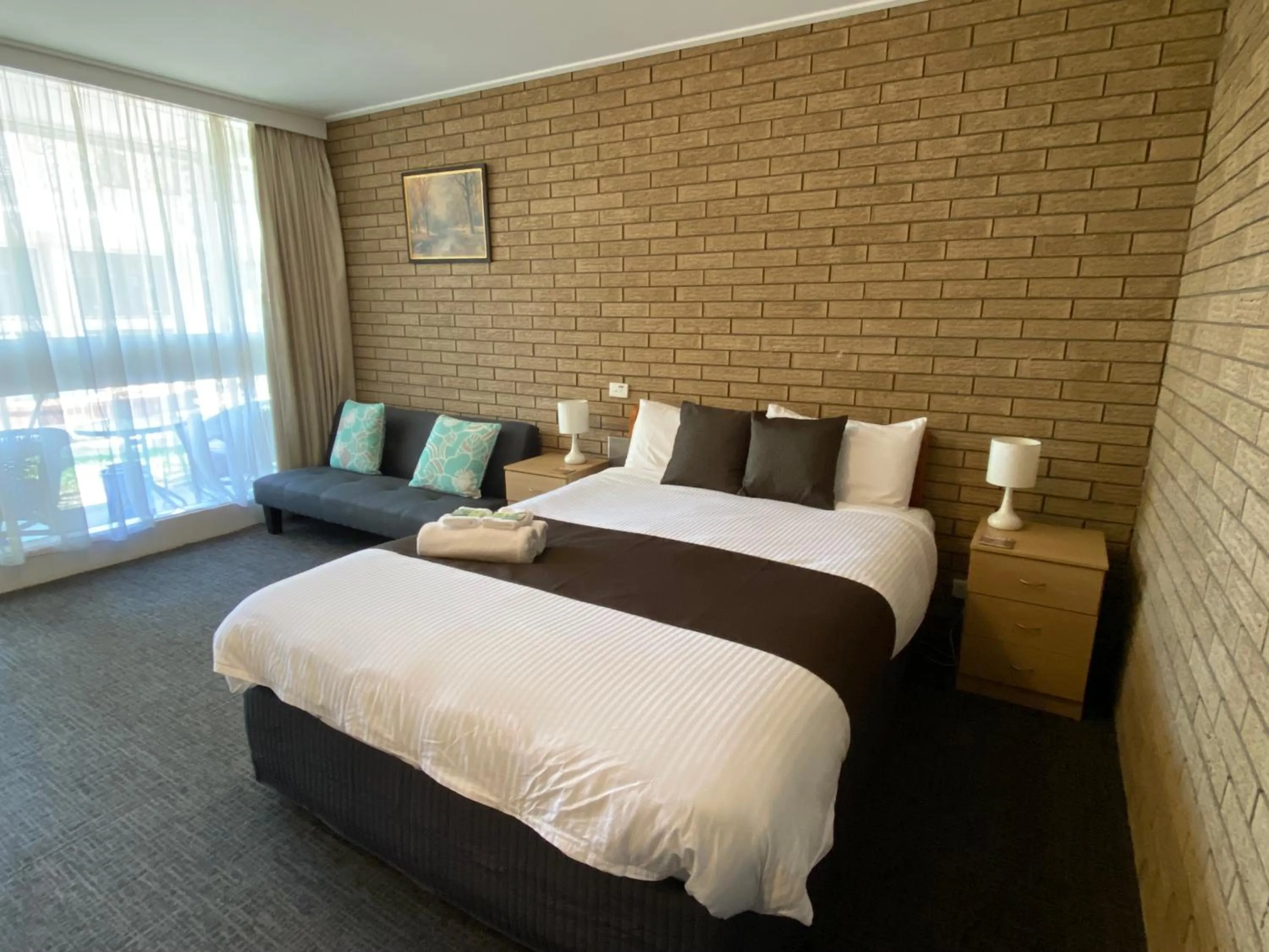 Bed in Warrina Inn Wodonga CBD