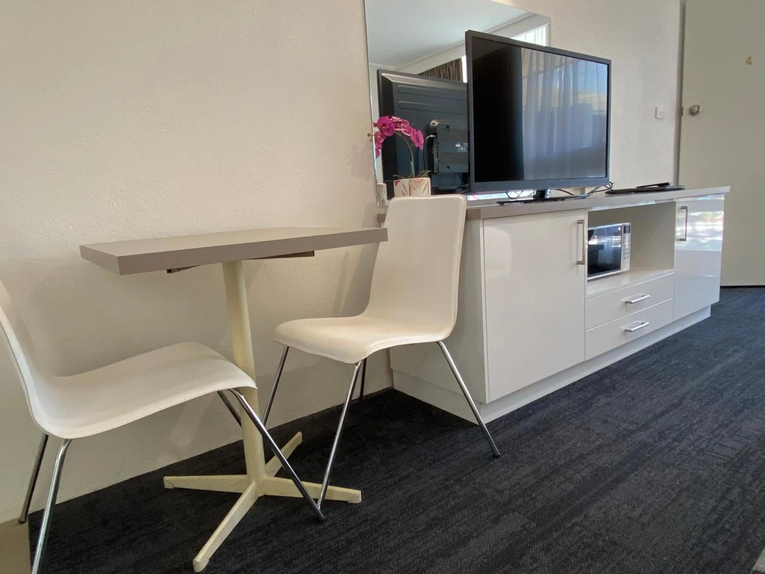 TV and multimedia in Warrina Inn Wodonga CBD