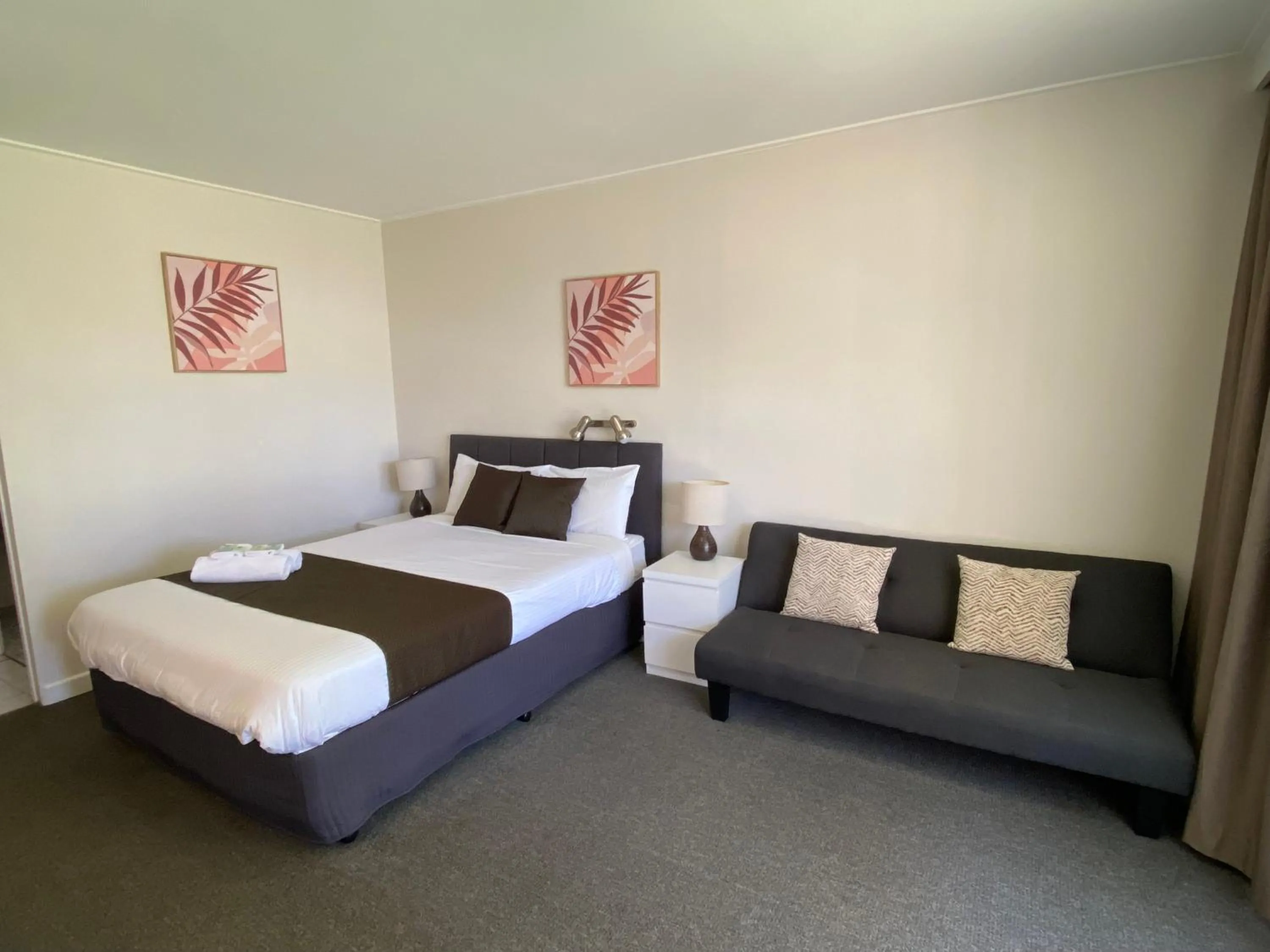 Bed in Warrina Inn Wodonga CBD