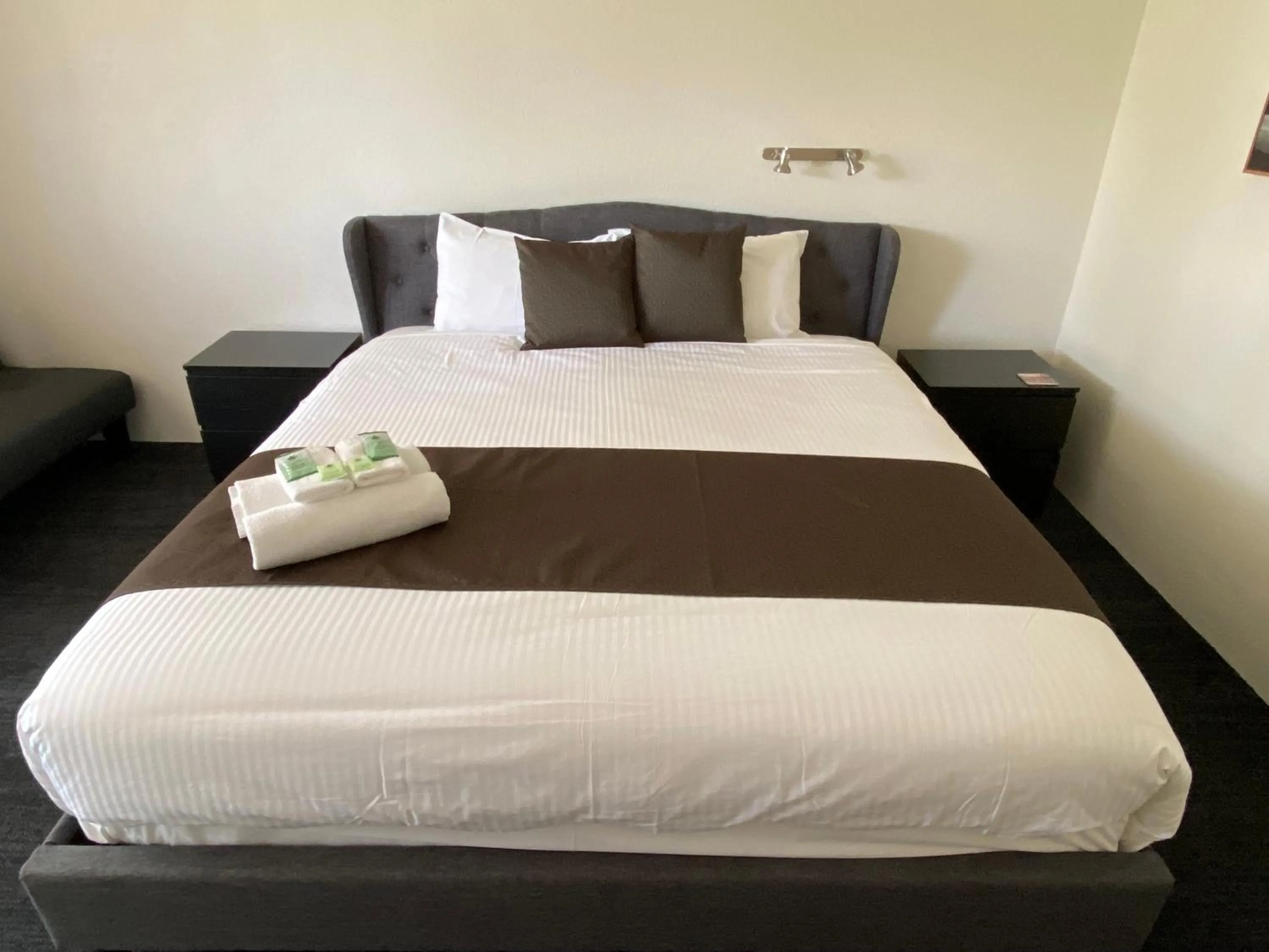 Bed in Warrina Inn Wodonga CBD