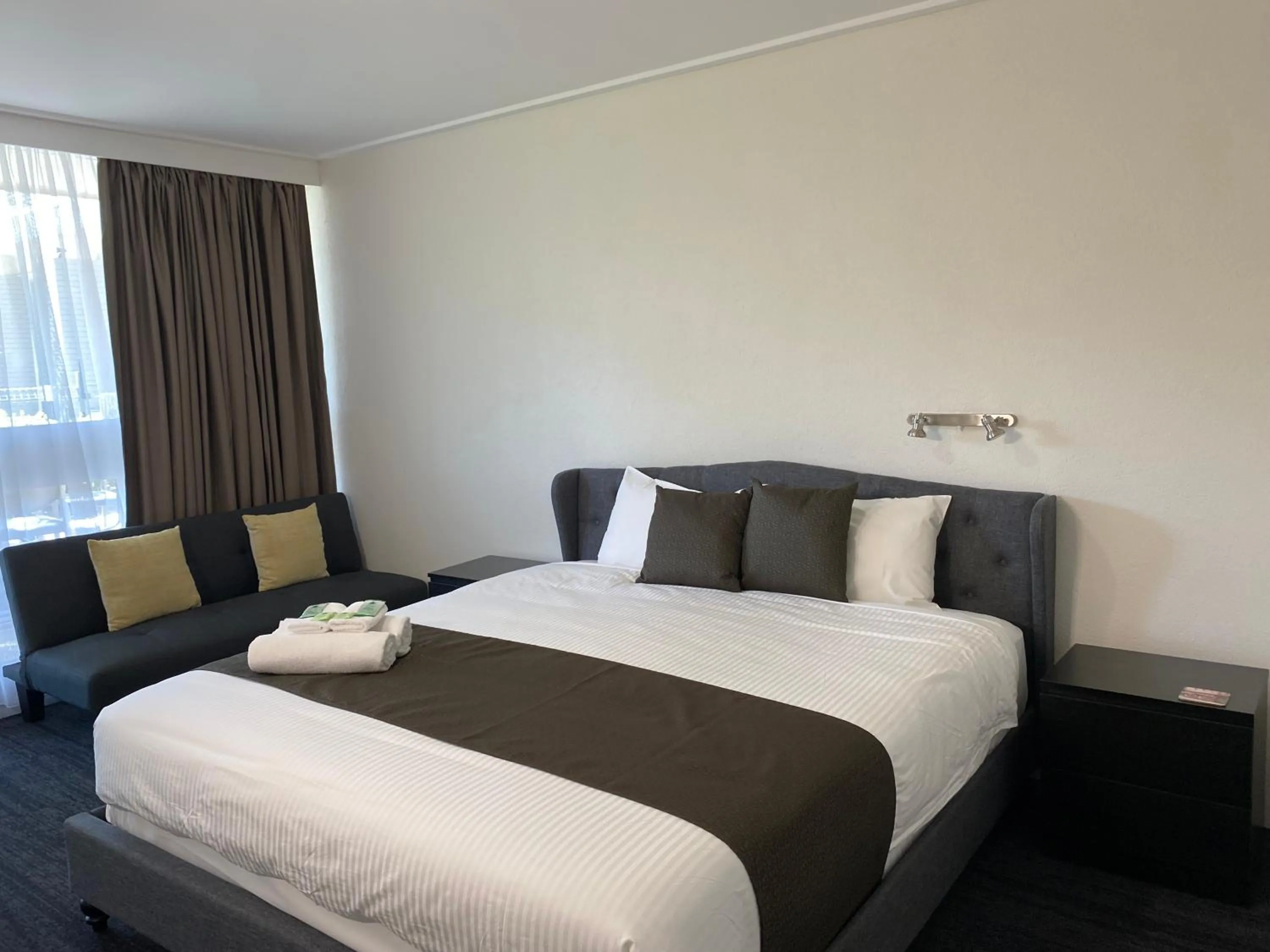 Bed in Warrina Inn Wodonga CBD