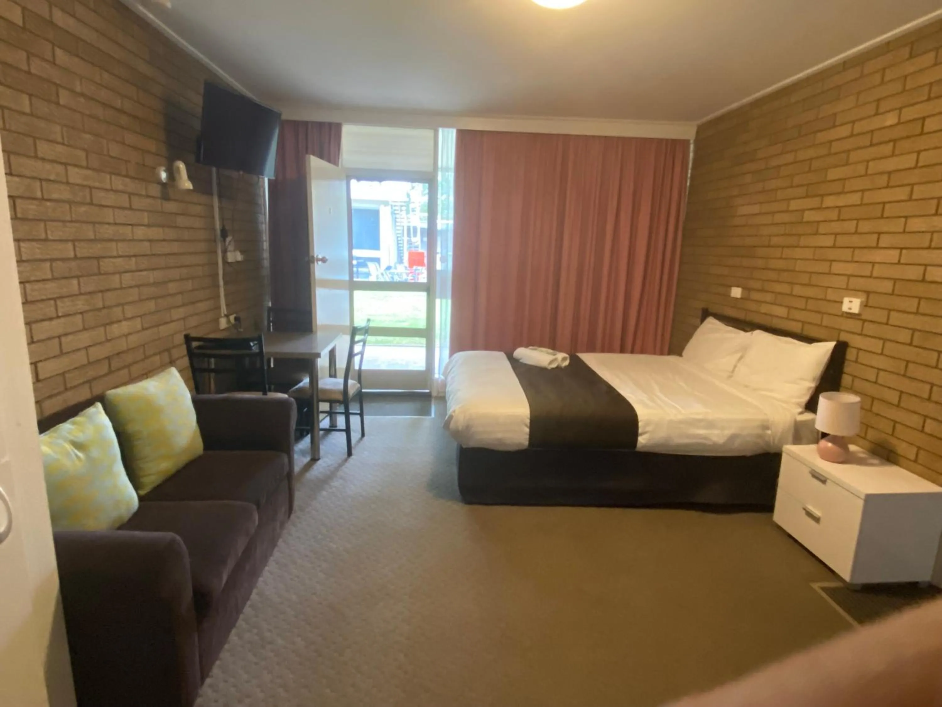 Bed in Warrina Inn Wodonga CBD