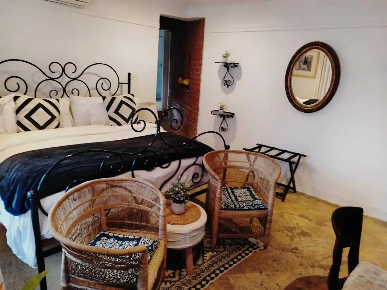 Photo of the whole room, Bed in 84 on Fourth Guest House