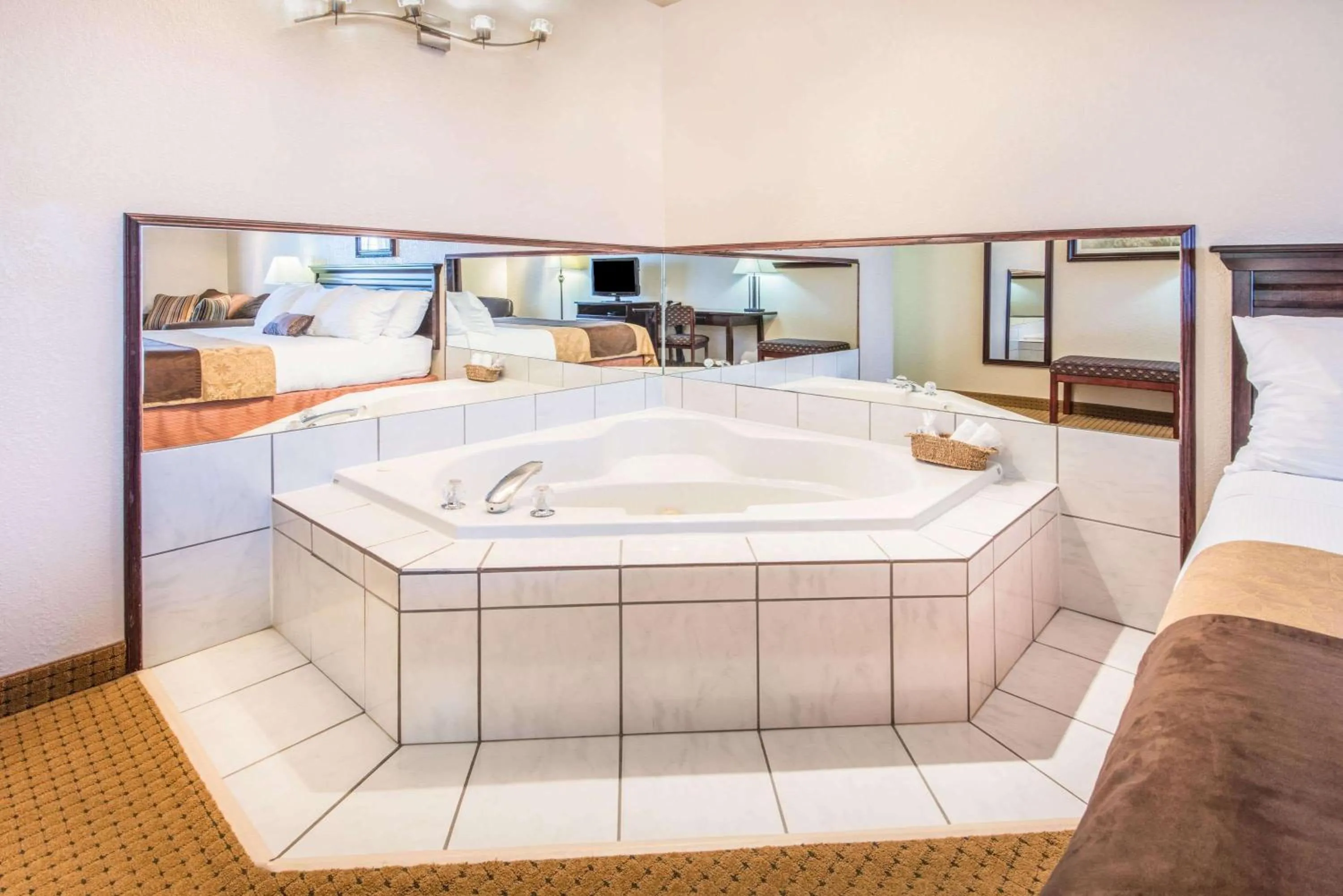 Photo of the whole room, Bed in Gold Circle Inn