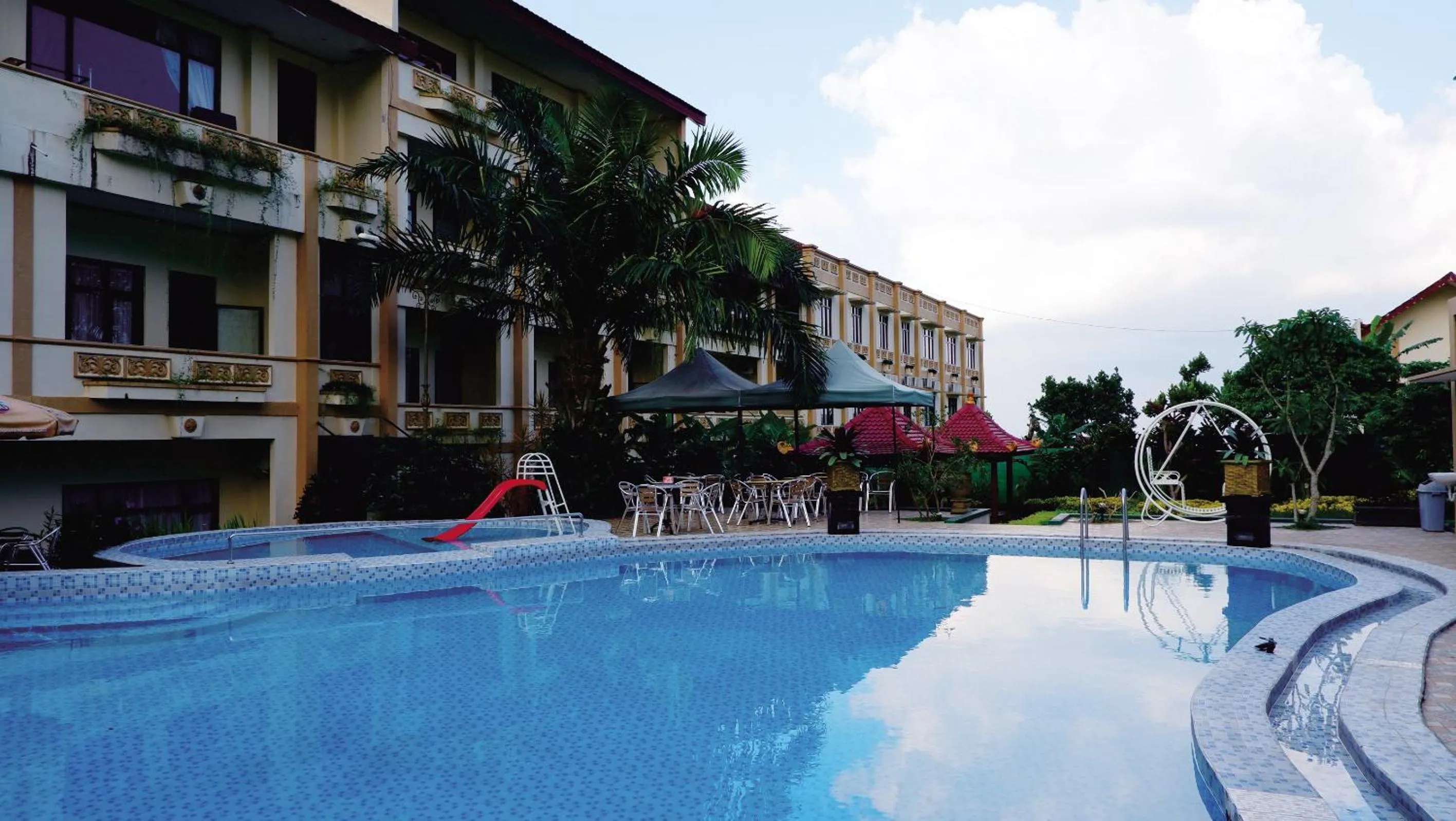 Swimming pool in Zamzam Hotel and Convention Batu Powered By Archipelago