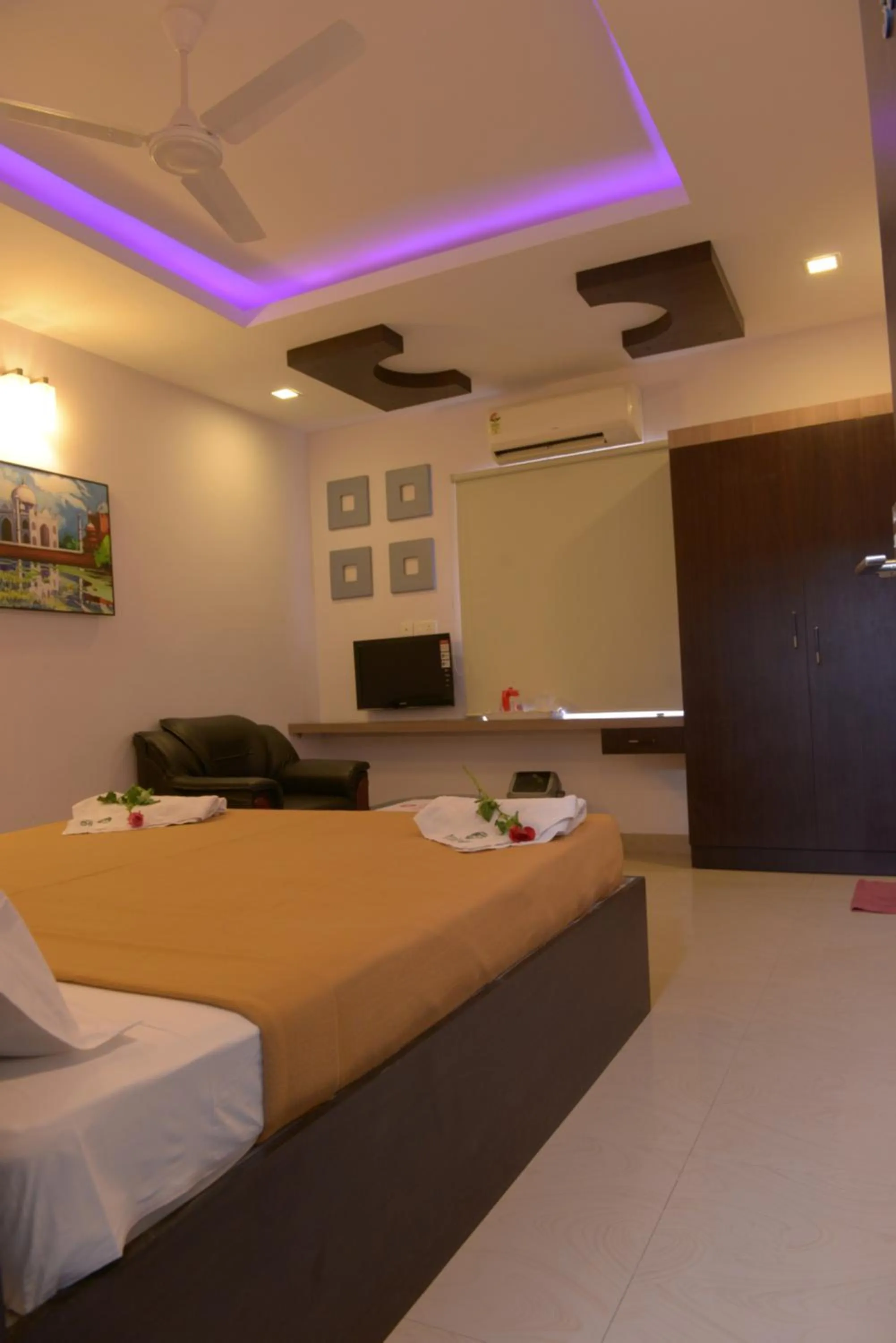 Nearby landmark, Bed in Hotel Metro