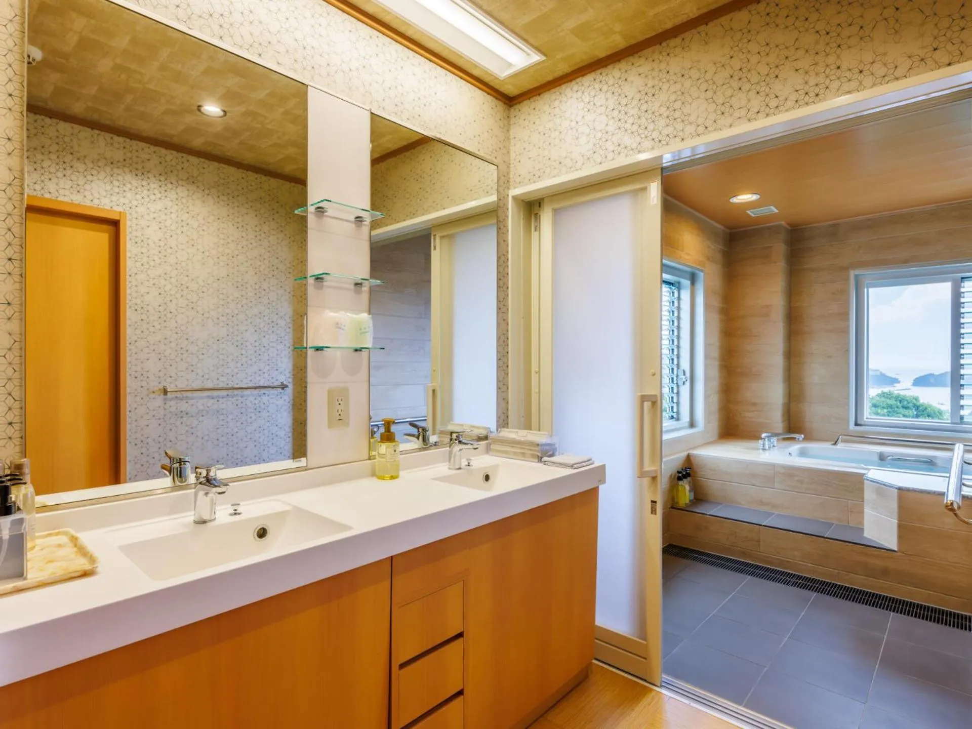 Bathroom, Bed in Todaya