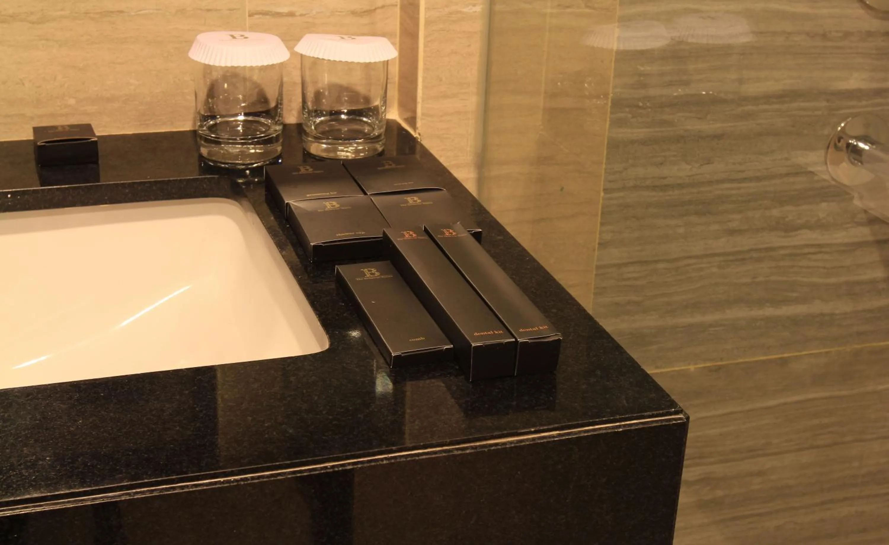 Bathroom in Aston Bellevue Radio Dalam