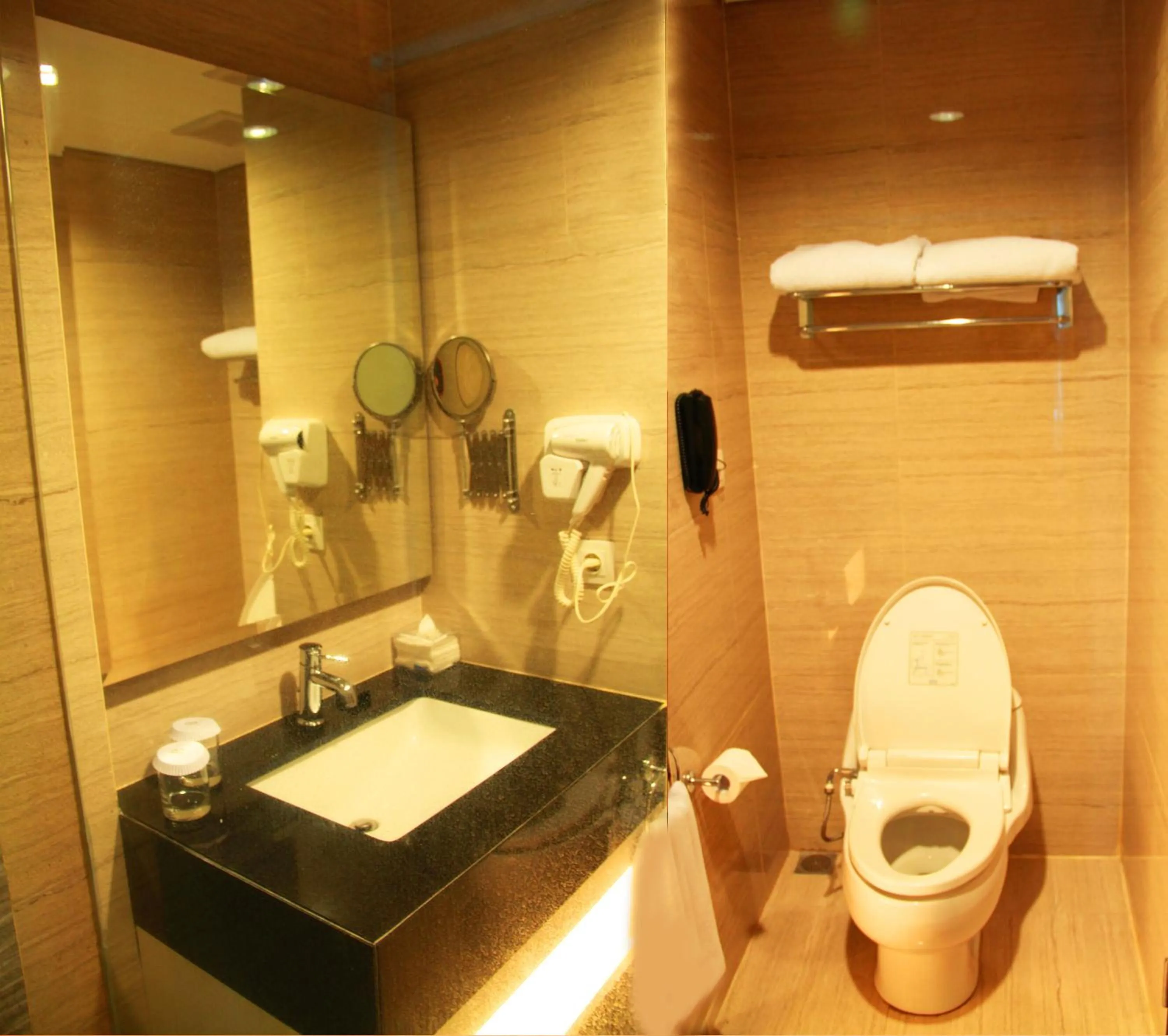 Bathroom in Aston Bellevue Radio Dalam