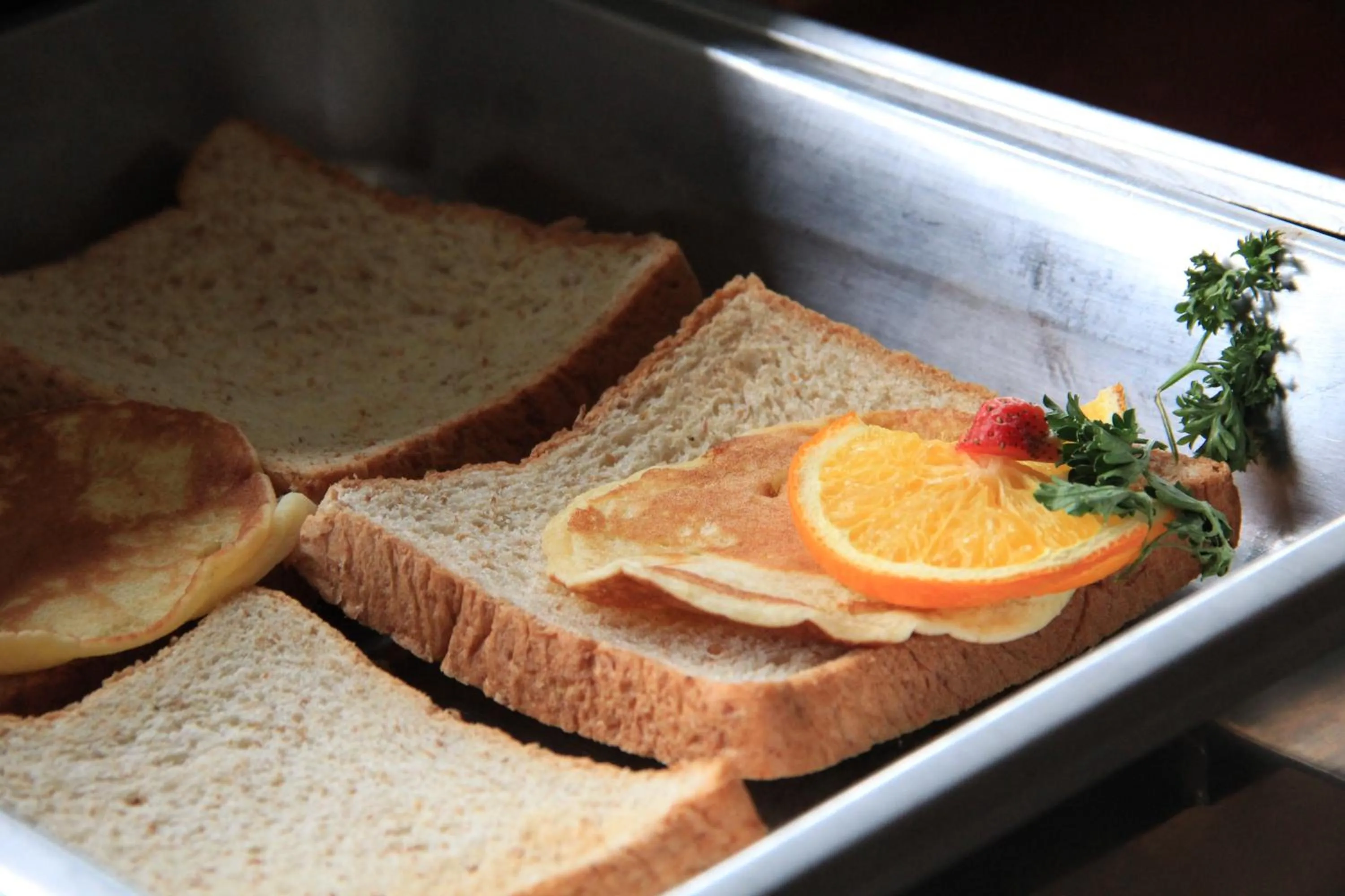 Breakfast in Aston Bellevue Radio Dalam