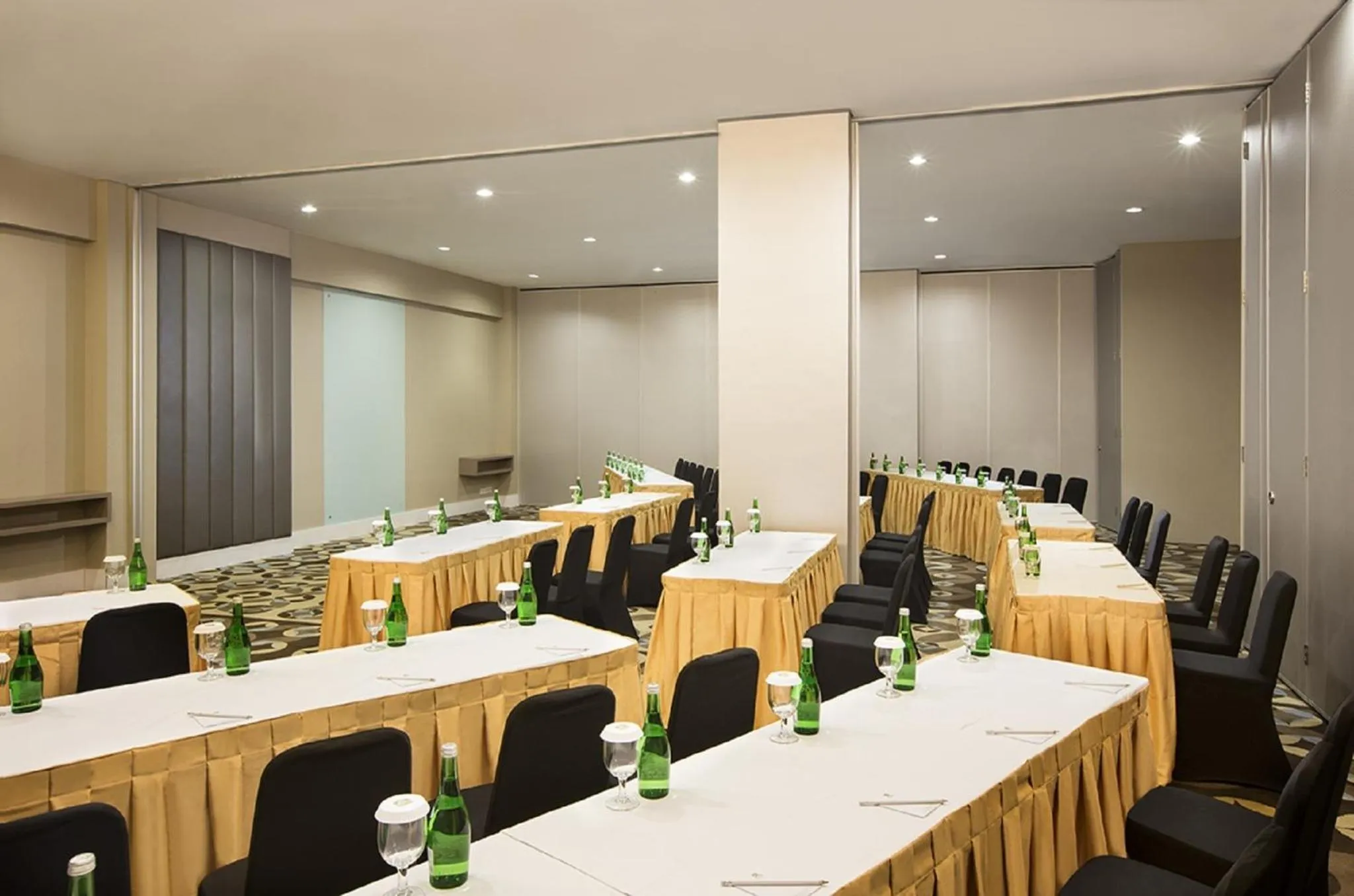 Meeting/conference room in Aston Bellevue Radio Dalam