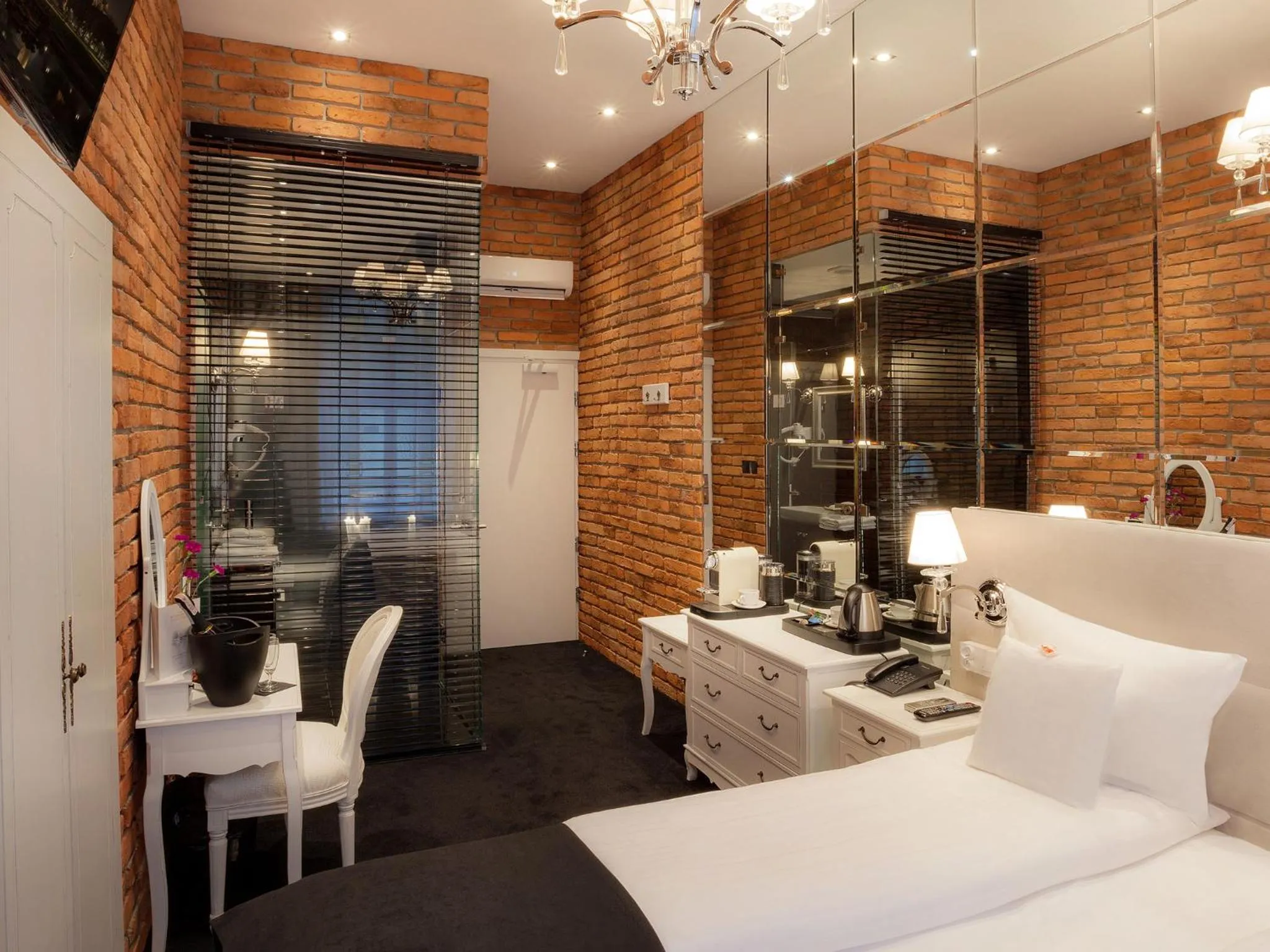 Photo of the whole room, Bed in Hotel Betmanowska Main Square Residence Adults Only