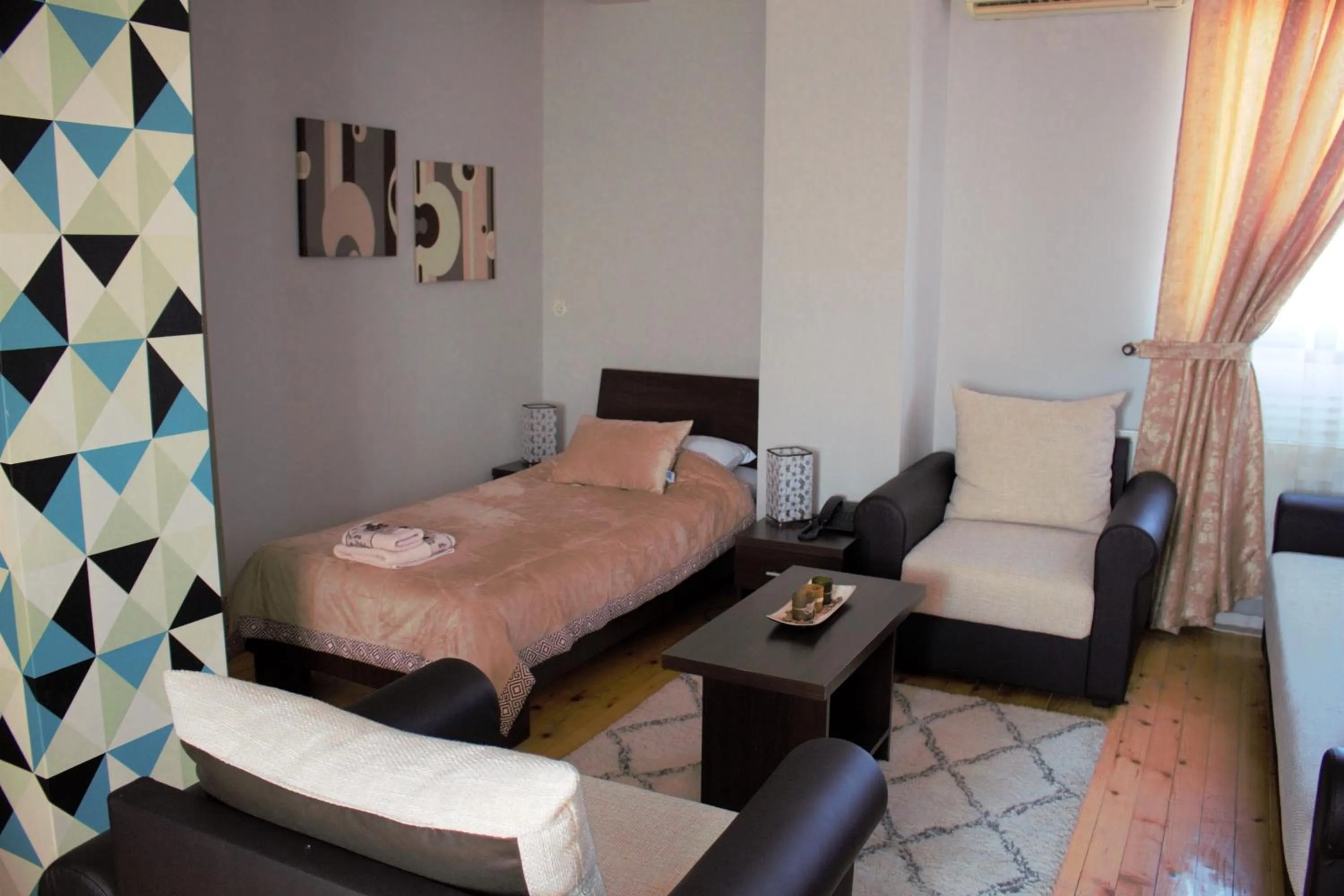 Living room, Bed in Garni Hotel City