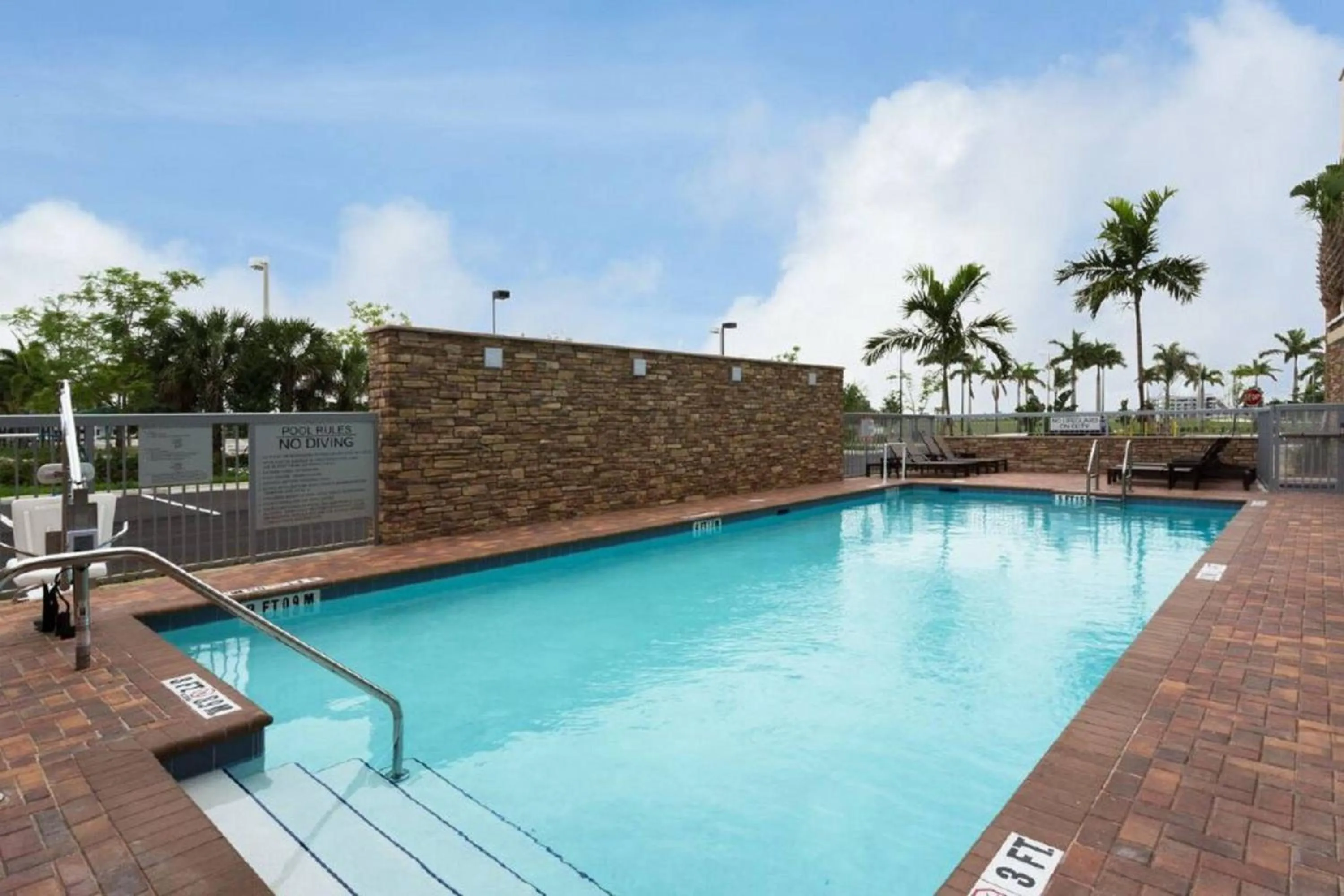 Swimming pool in Fairfield Inn & Suites by Marriott Fort Lauderdale Pembroke Pines