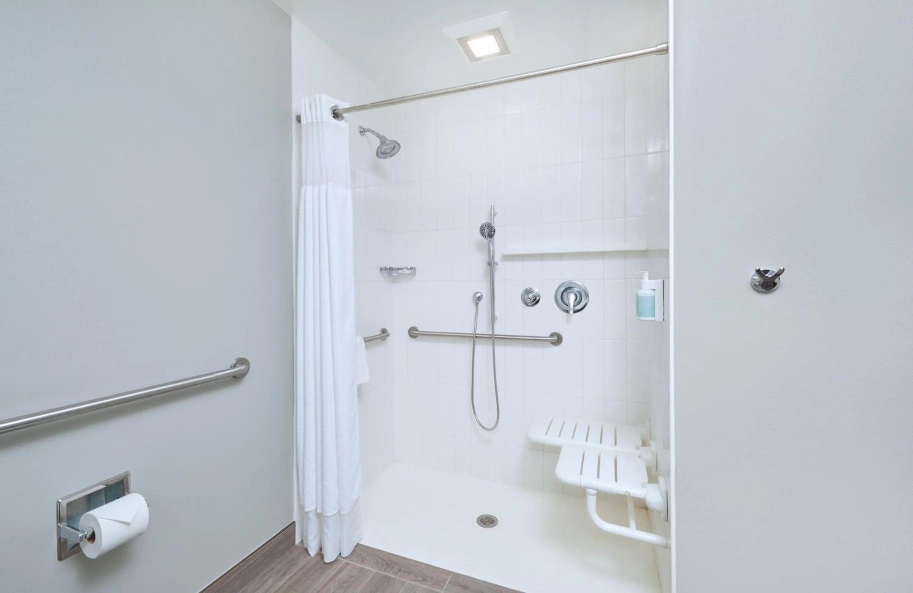 Bathroom in Courtyard by Marriott Oahu North Shore