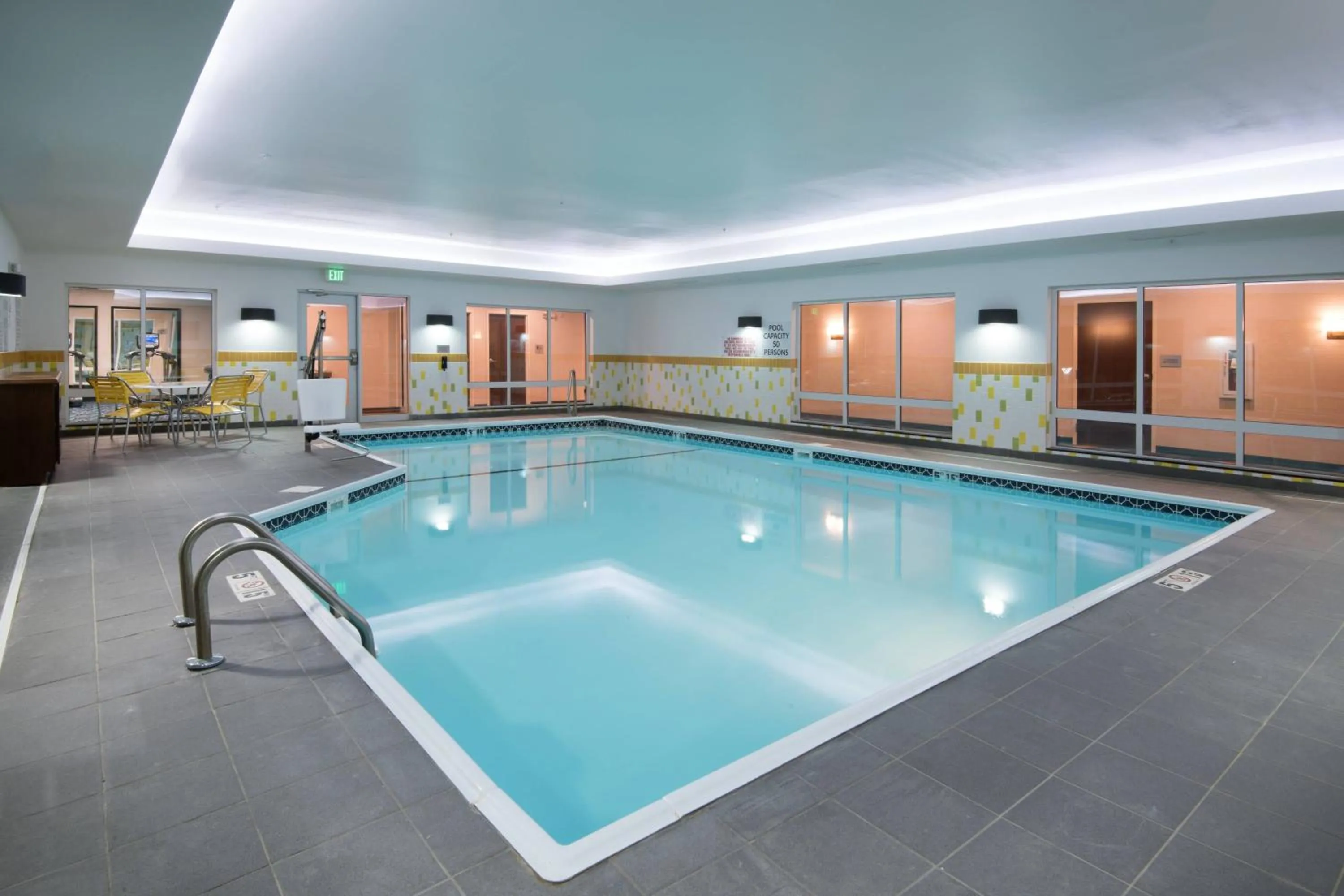 Swimming pool in Fairfield Inn & Suites by Marriott Fort Wayne Southwest
