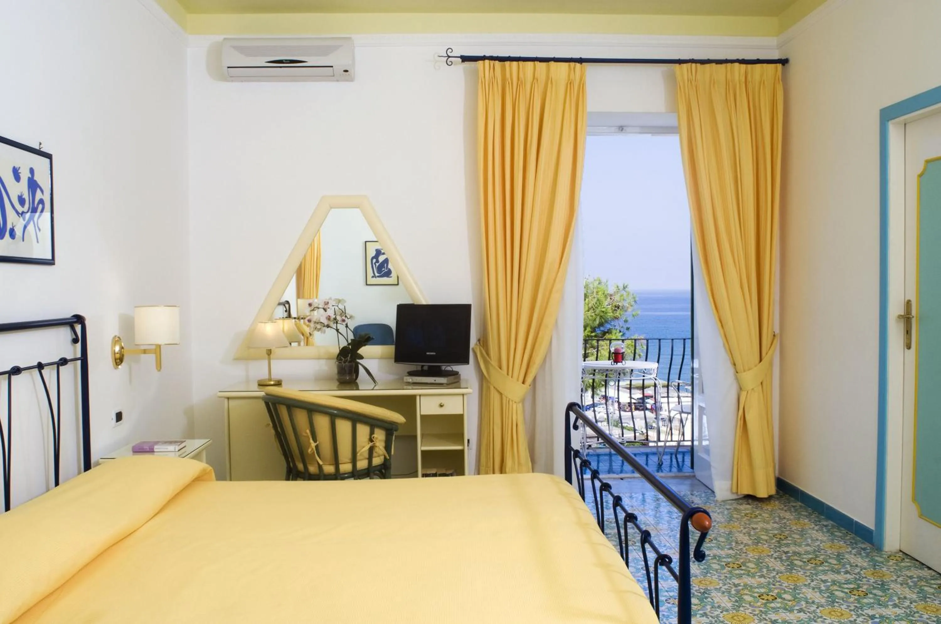 Balcony/Terrace, Bed in Hotel Villa Bianca