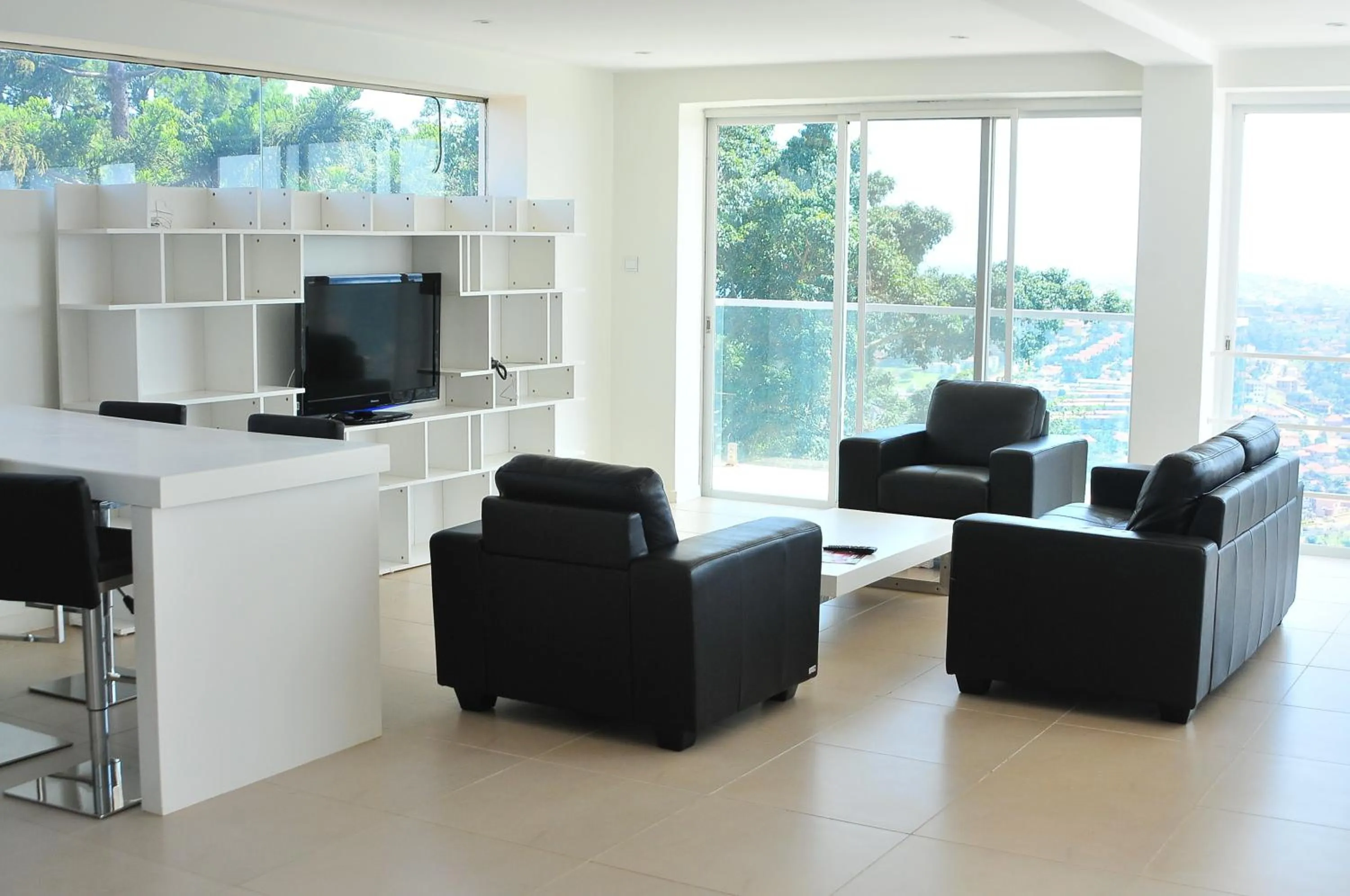 TV and multimedia in The Seventeen Apartment Hotel