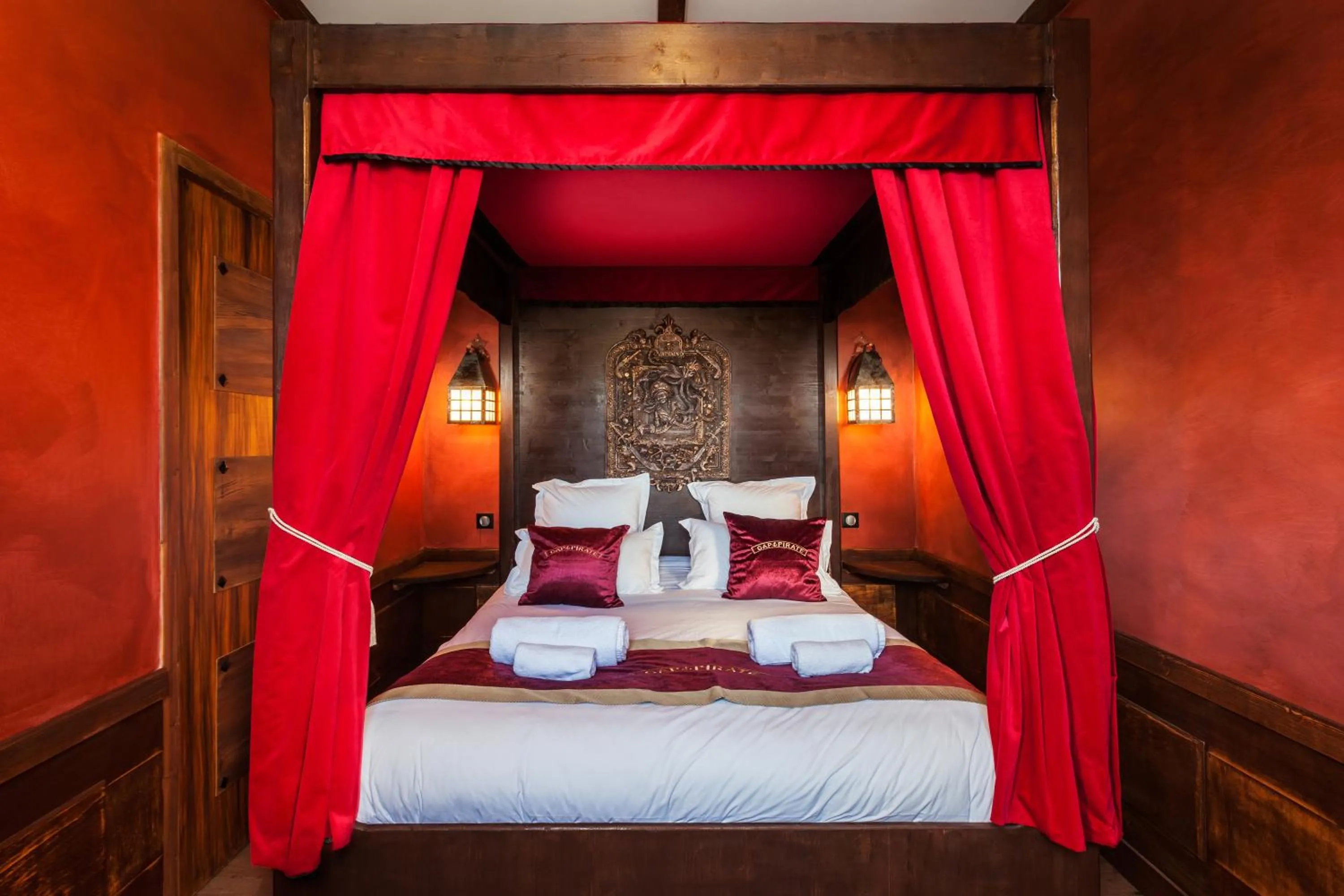 Staff, Bed in Hôtel Cap Pirate