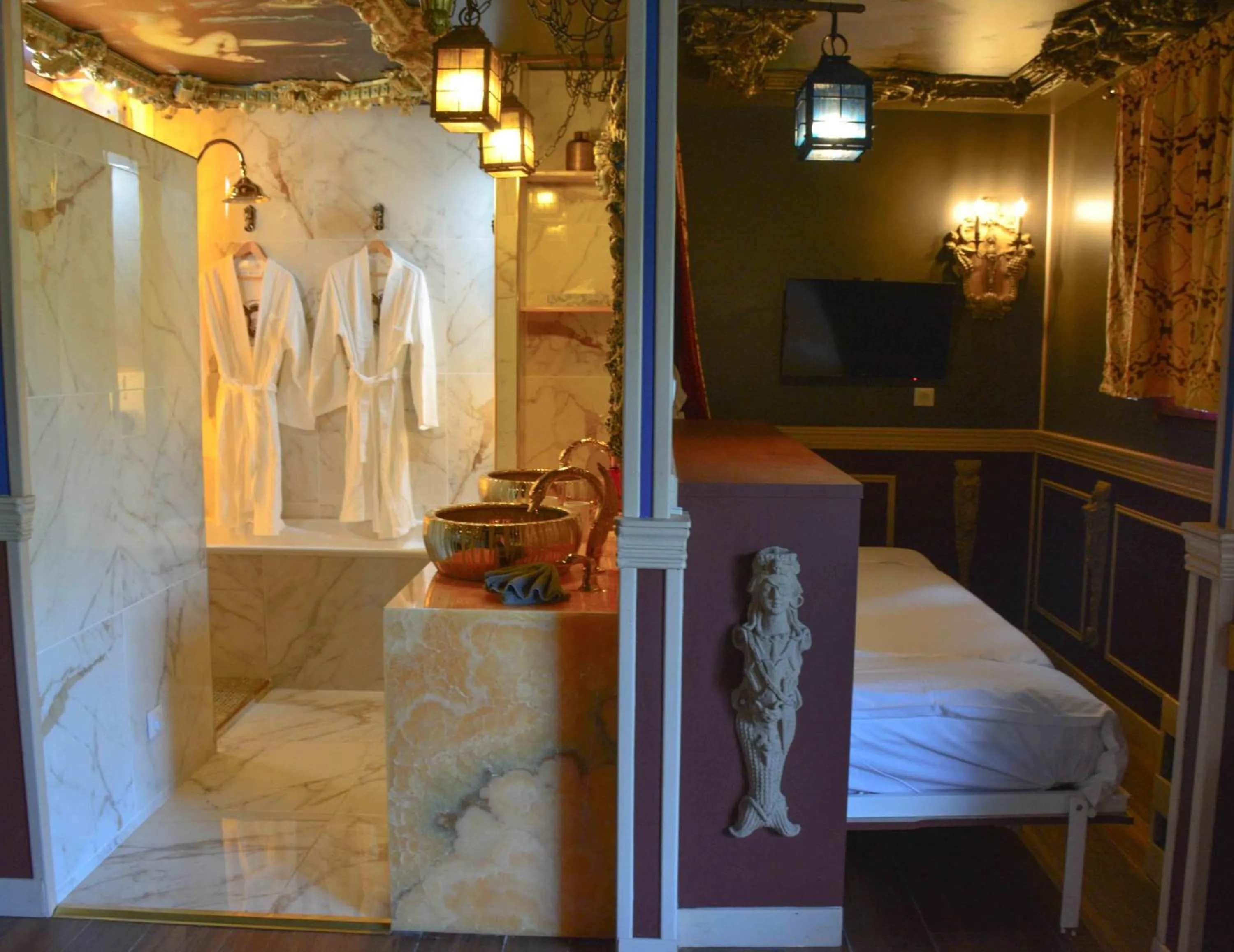 Bathroom, Bed in Hôtel Cap Pirate