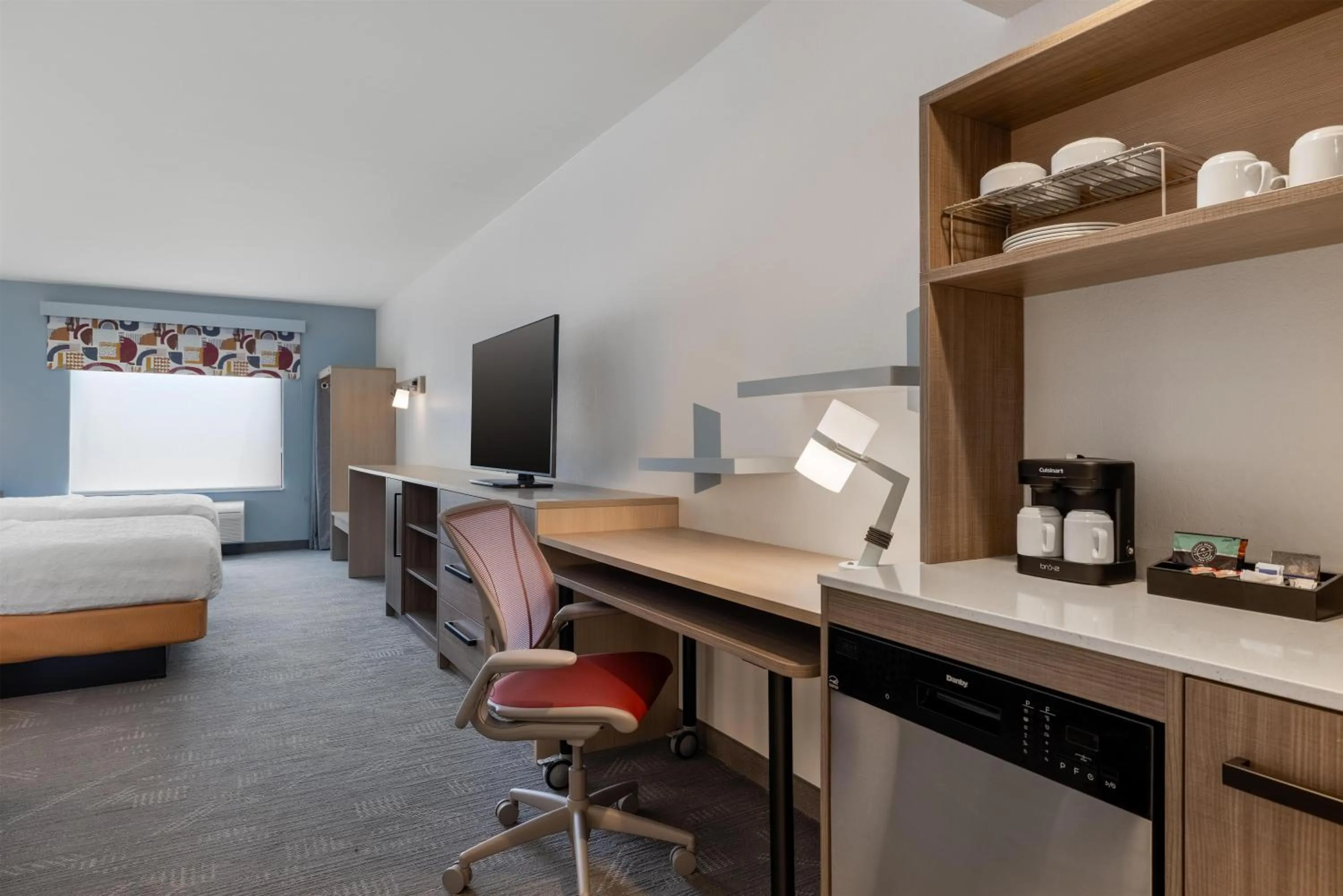 Kitchen or kitchenette, Bed in Home2 Suites By Hilton Ames