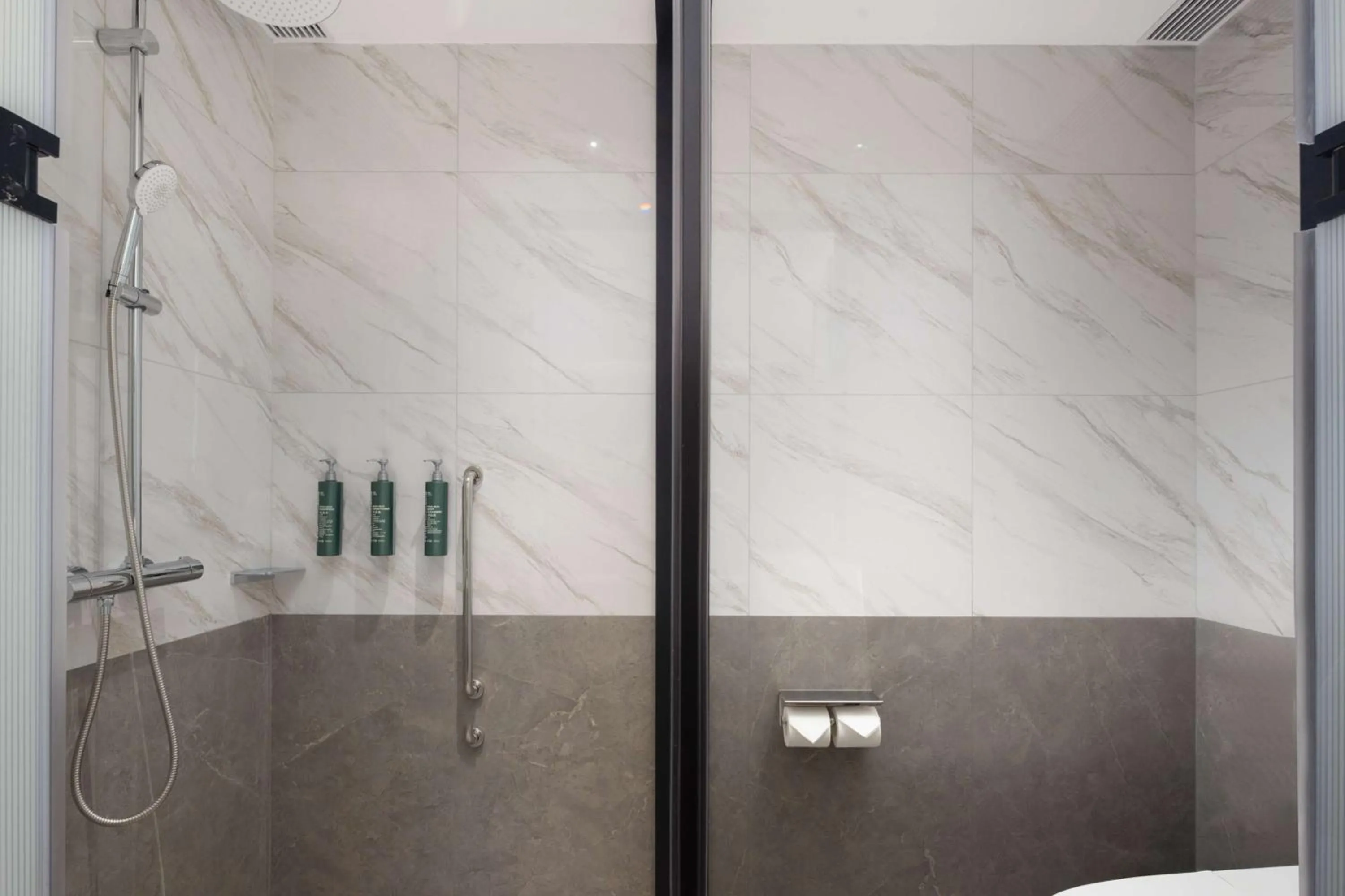 Bathroom in Hilton Garden Inn Zhoukou Huaiyang