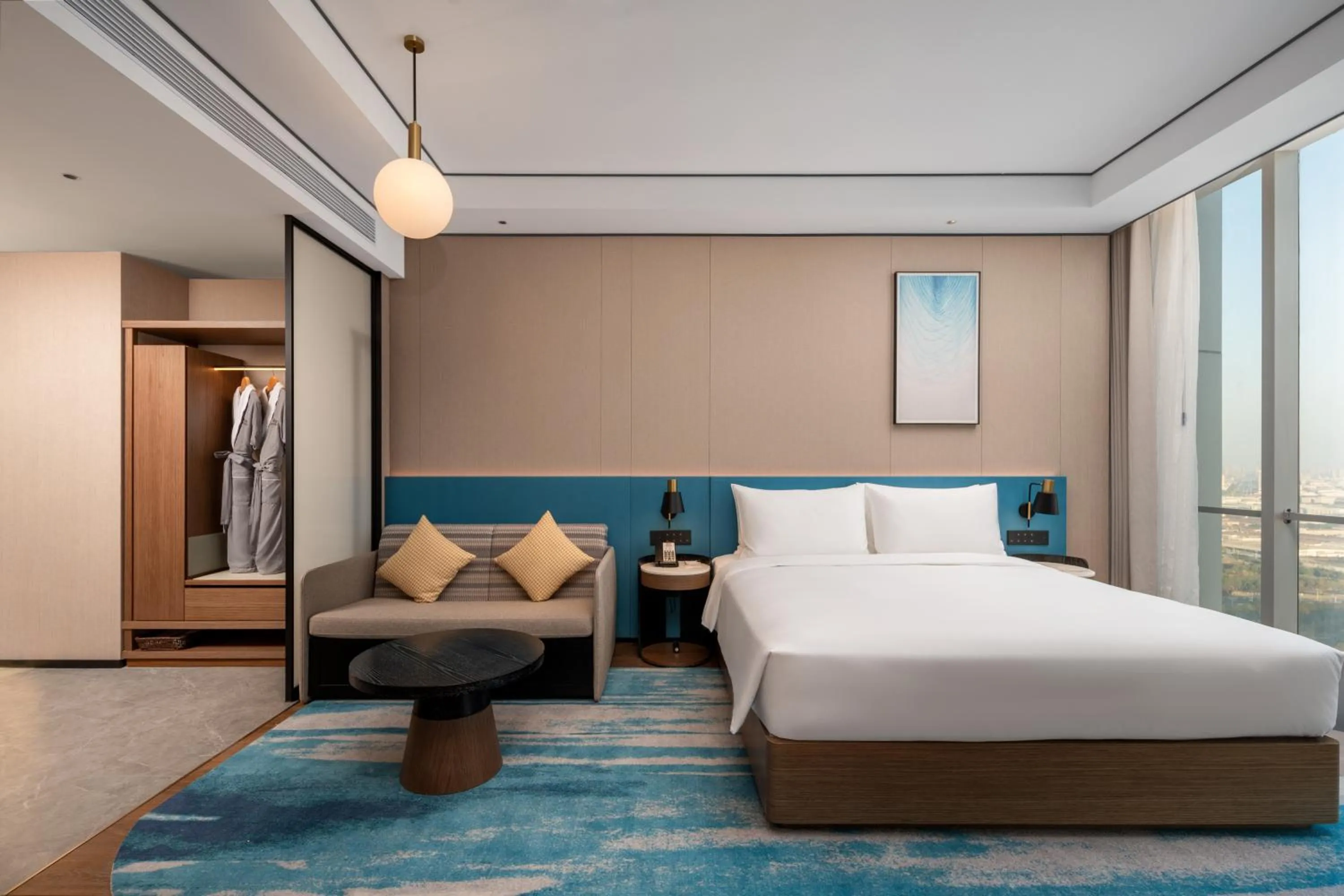 Photo of the whole room, Bed in Hilton Garden Inn Hefei Feixi