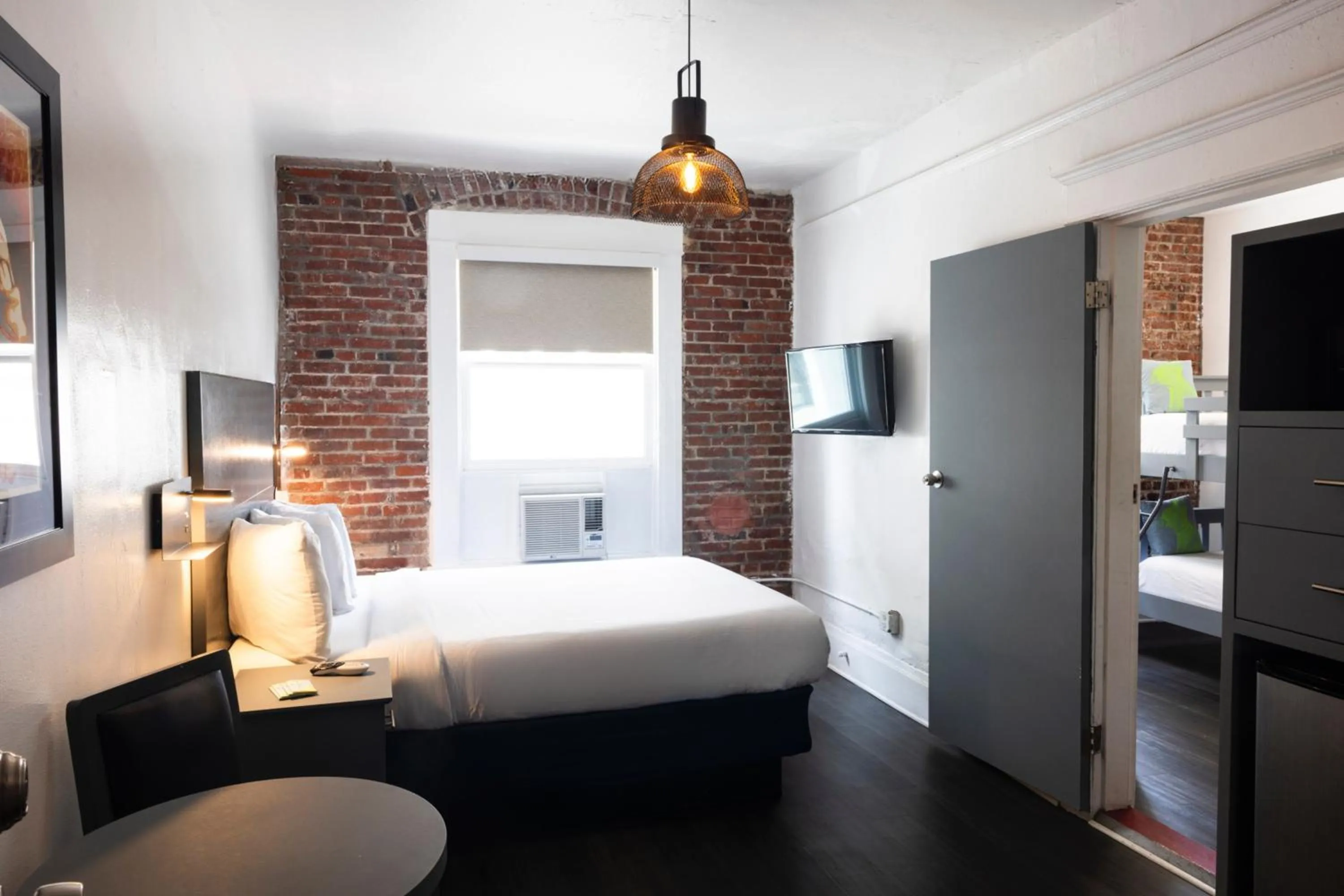 TV and multimedia, Bed in American Hotel