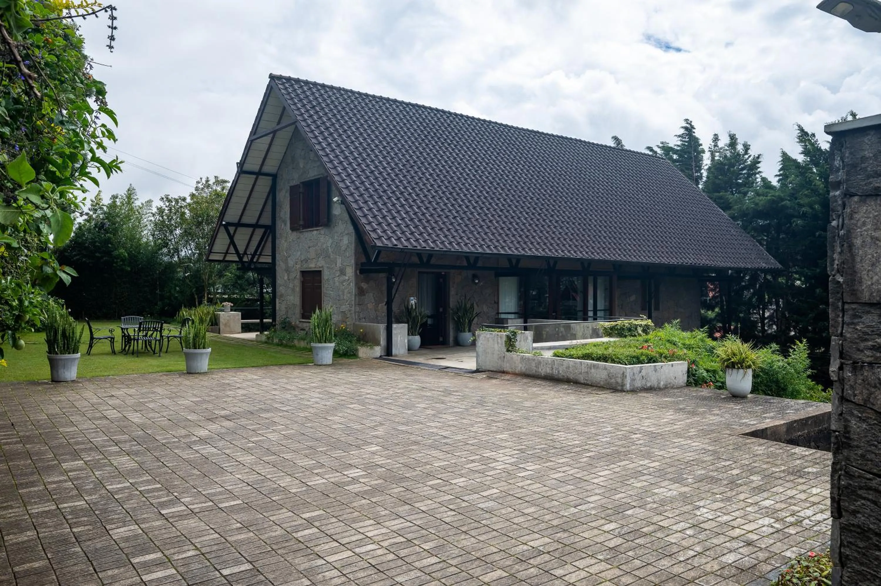 Tathya Hills - Luxe Garden Retreat In The Hills