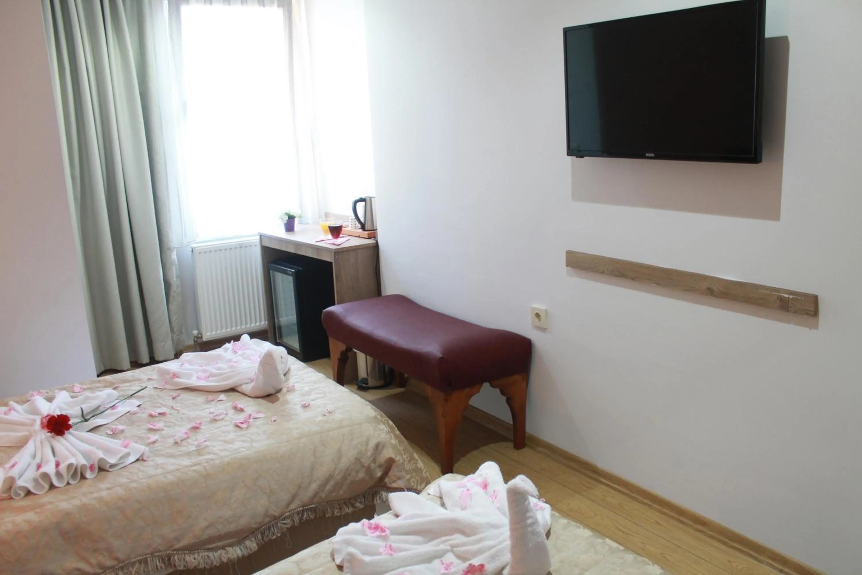 Seating area, Bed in Abisso Hotel