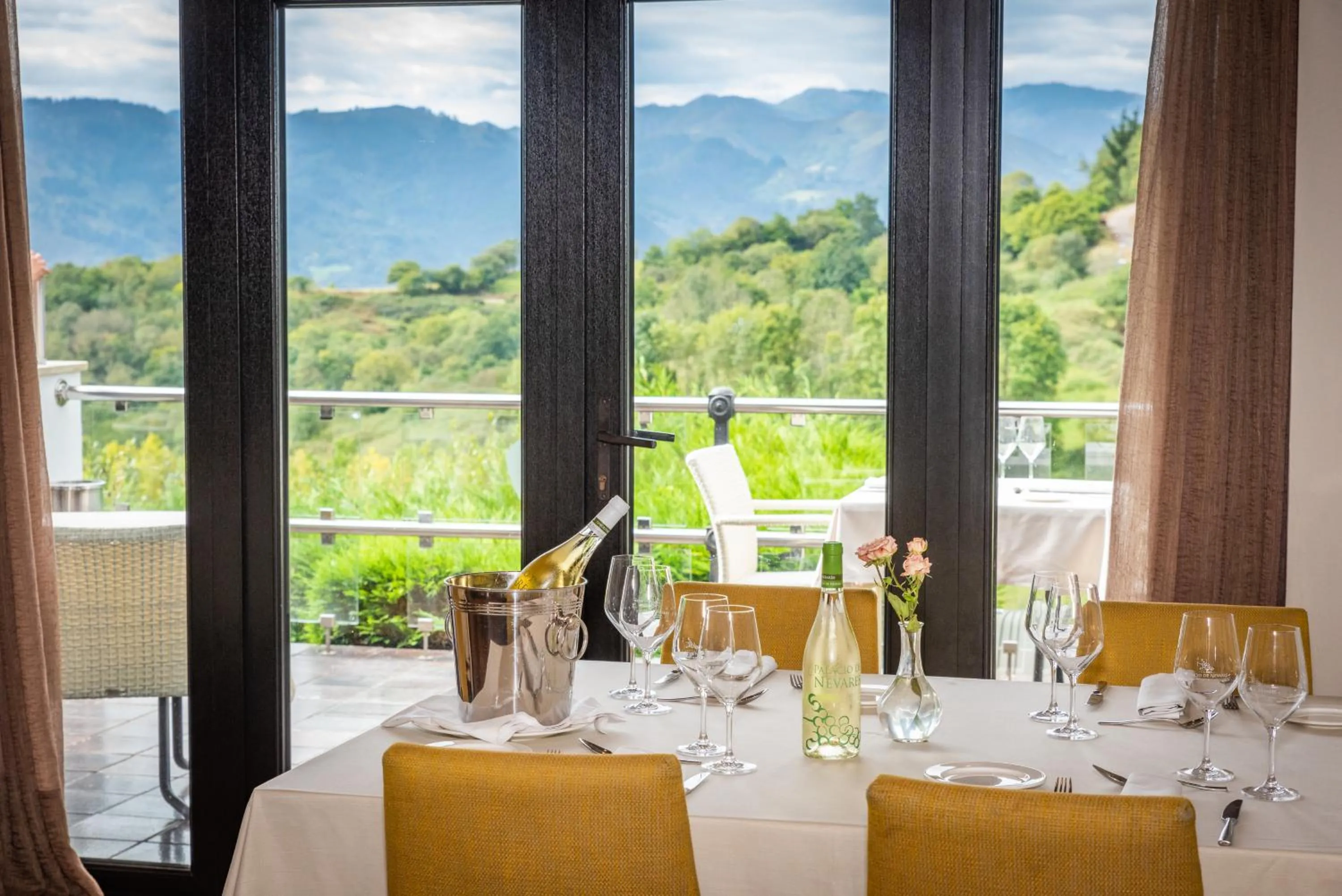 Restaurant/places to eat in Hosteria de Torazo Nature Hotel & Spa