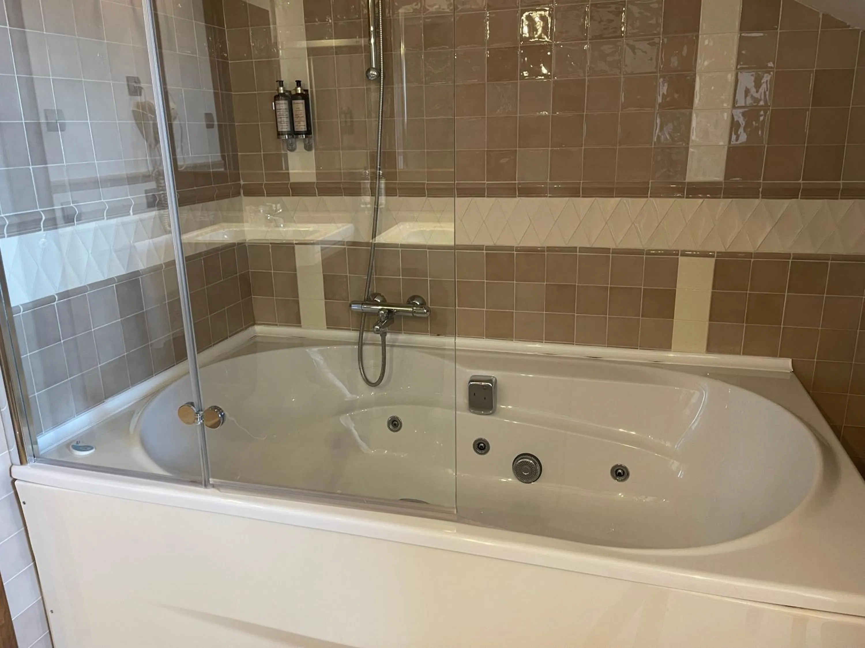 Hot Tub in Hosteria de Torazo Nature Hotel & Spa