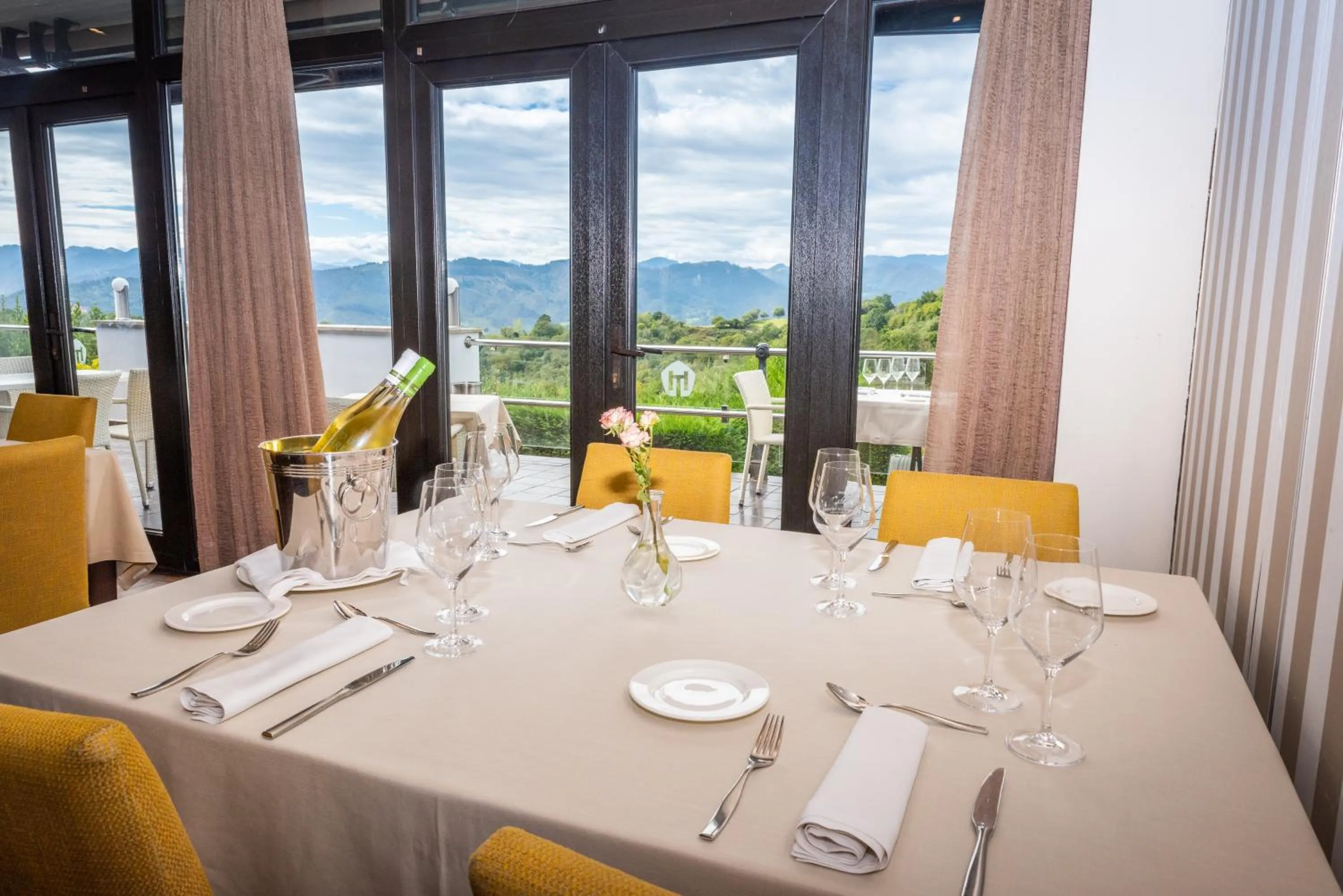 Restaurant/places to eat in Hosteria de Torazo Nature Hotel & Spa