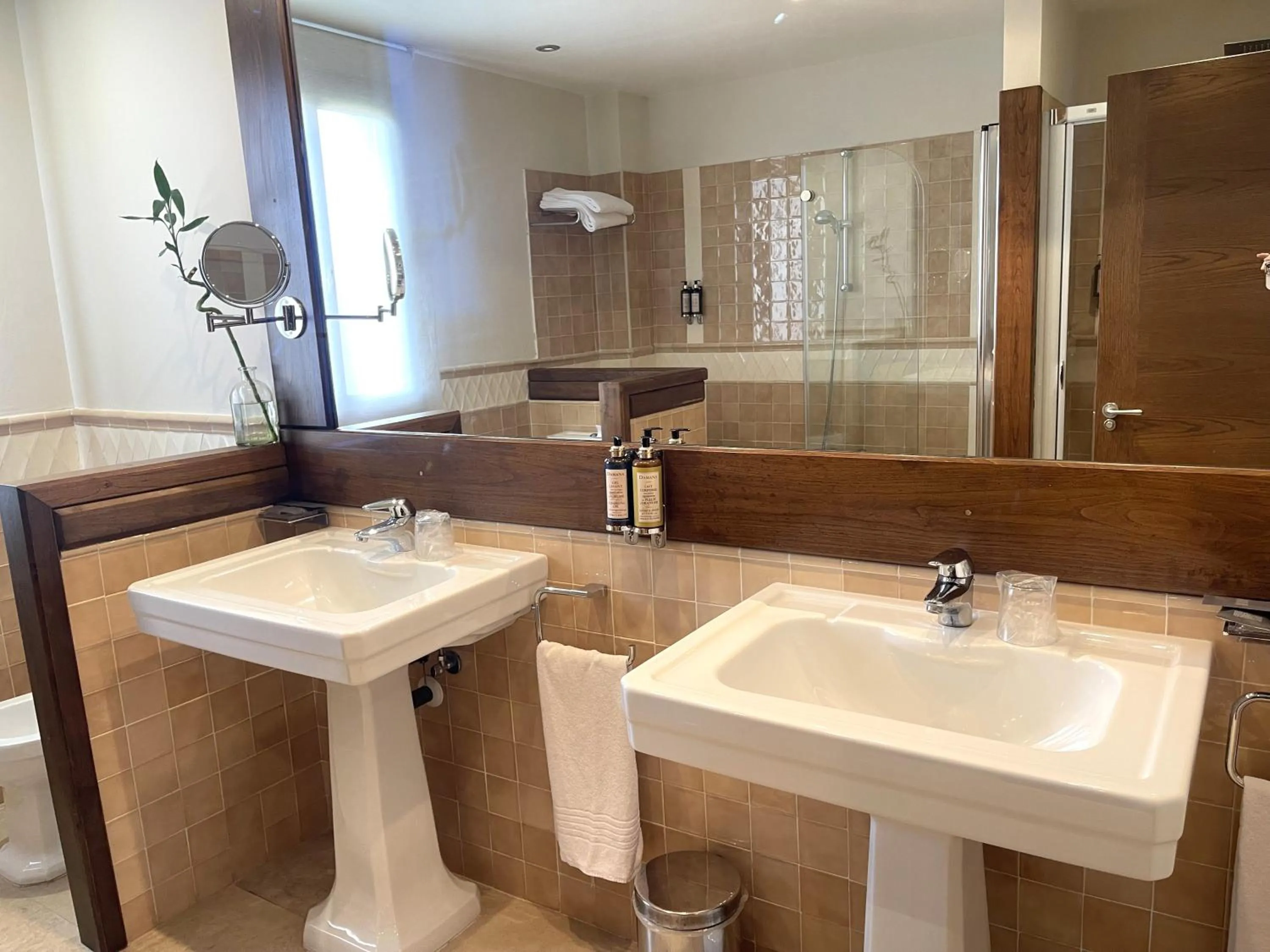 Bathroom in Hosteria de Torazo Nature Hotel & Spa