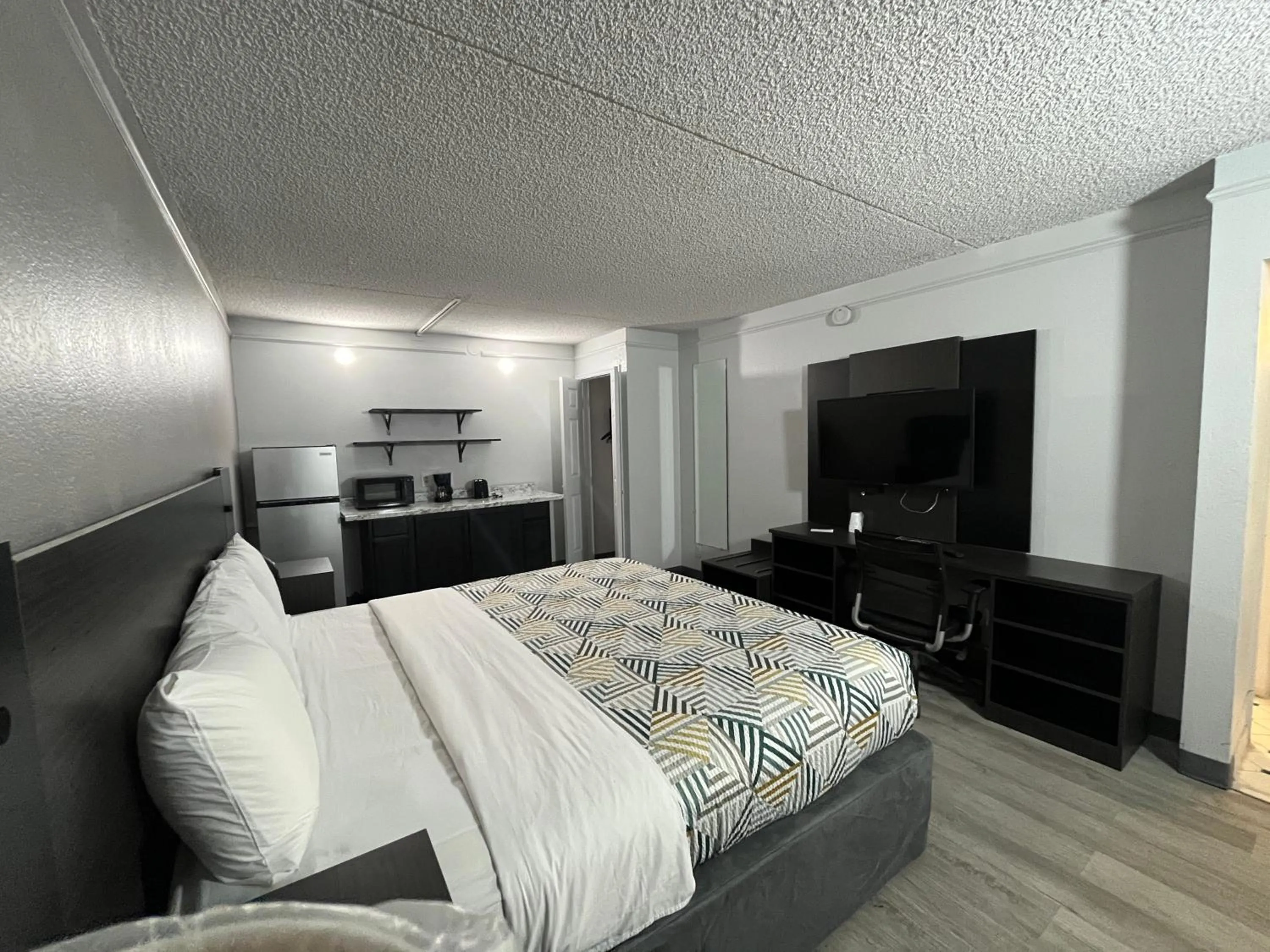 Bed in Studio 6 Phoenix, AZ Midtown