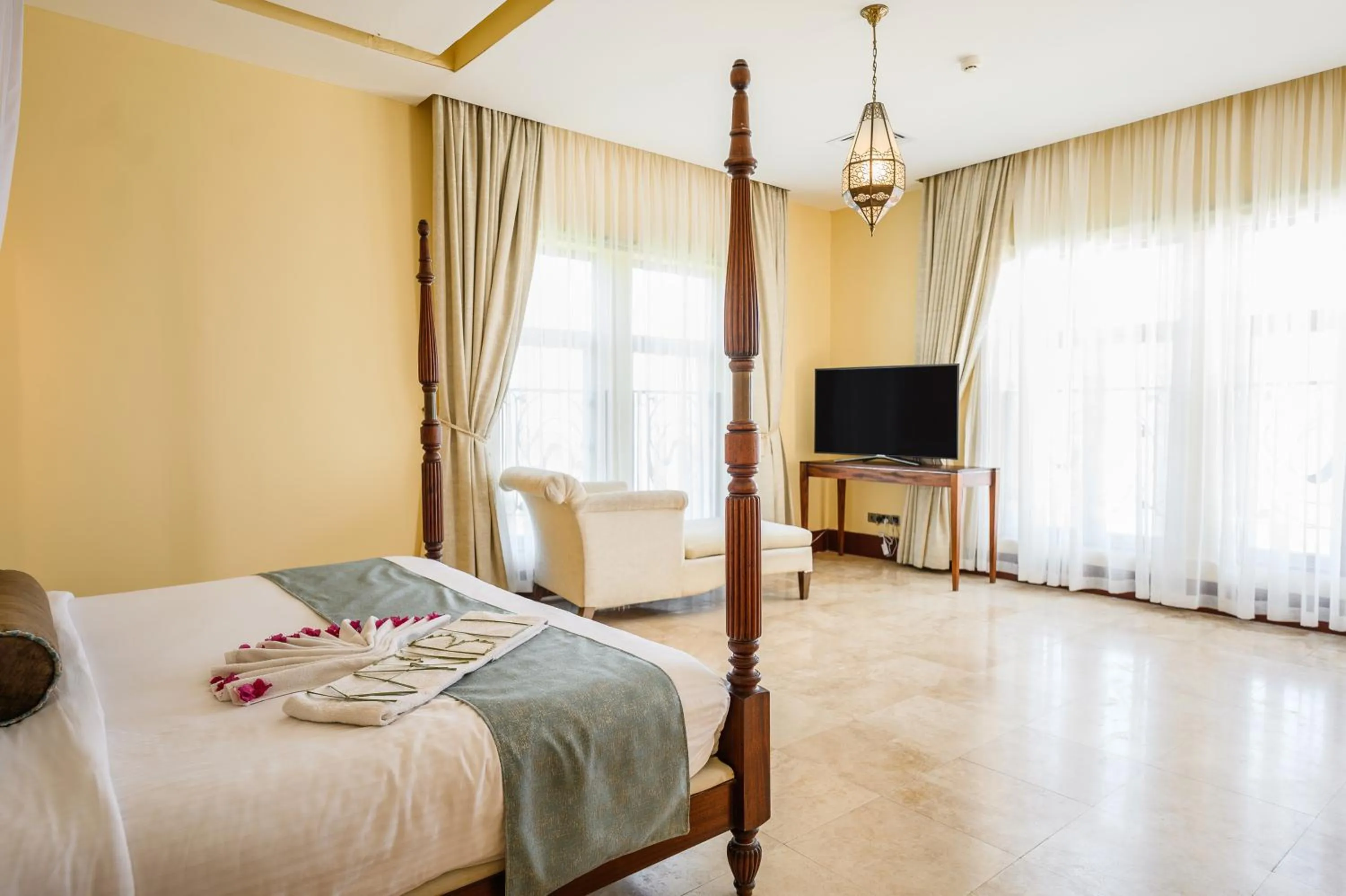 Bedroom, TV/Entertainment Center in Cocoa Boutique Hotel