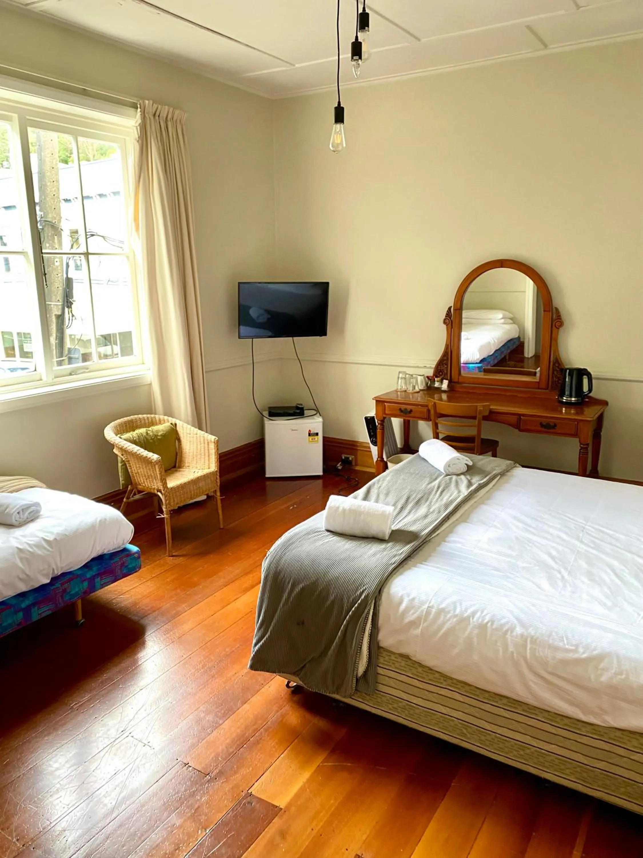 Bedroom, Bed in Shepherds Arms Hotel