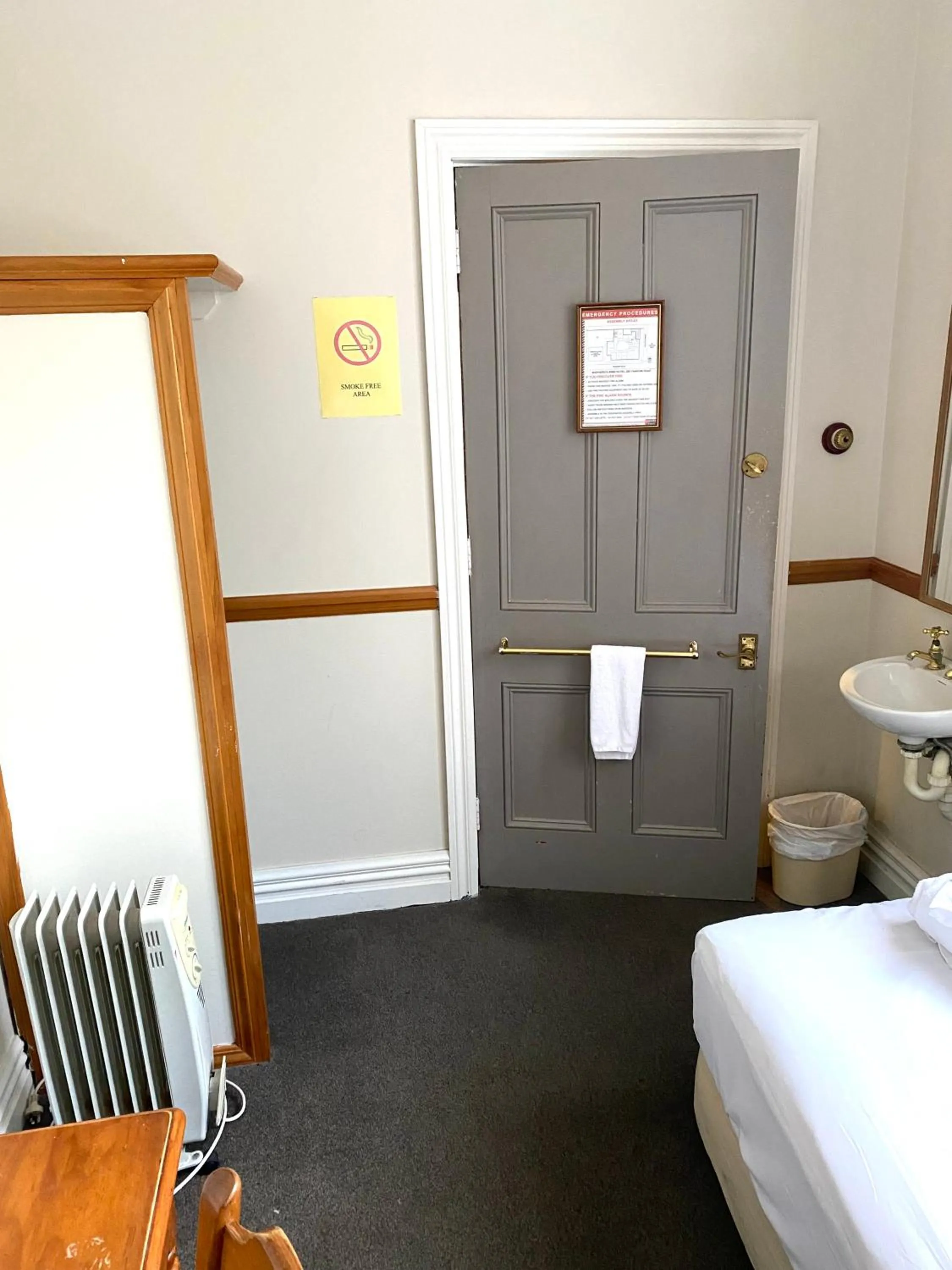 Bedroom, Bed in Shepherds Arms Hotel