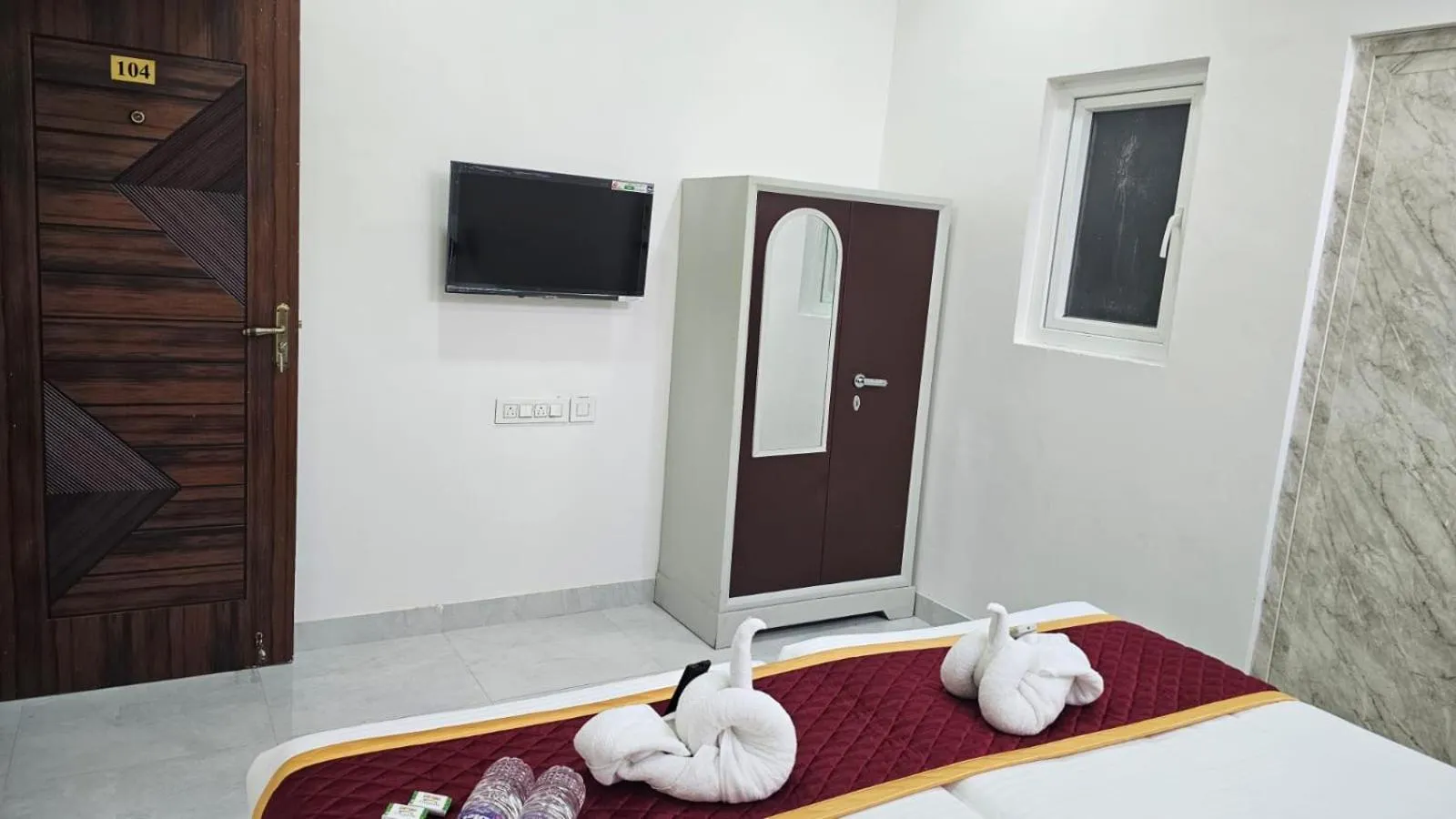 Photo of the whole room, Bed in Metroresidency com - Behind LIC