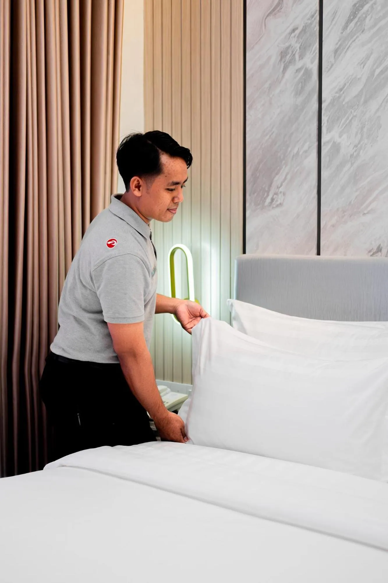 room service, Bed in d'primahotel PIK Jakarta