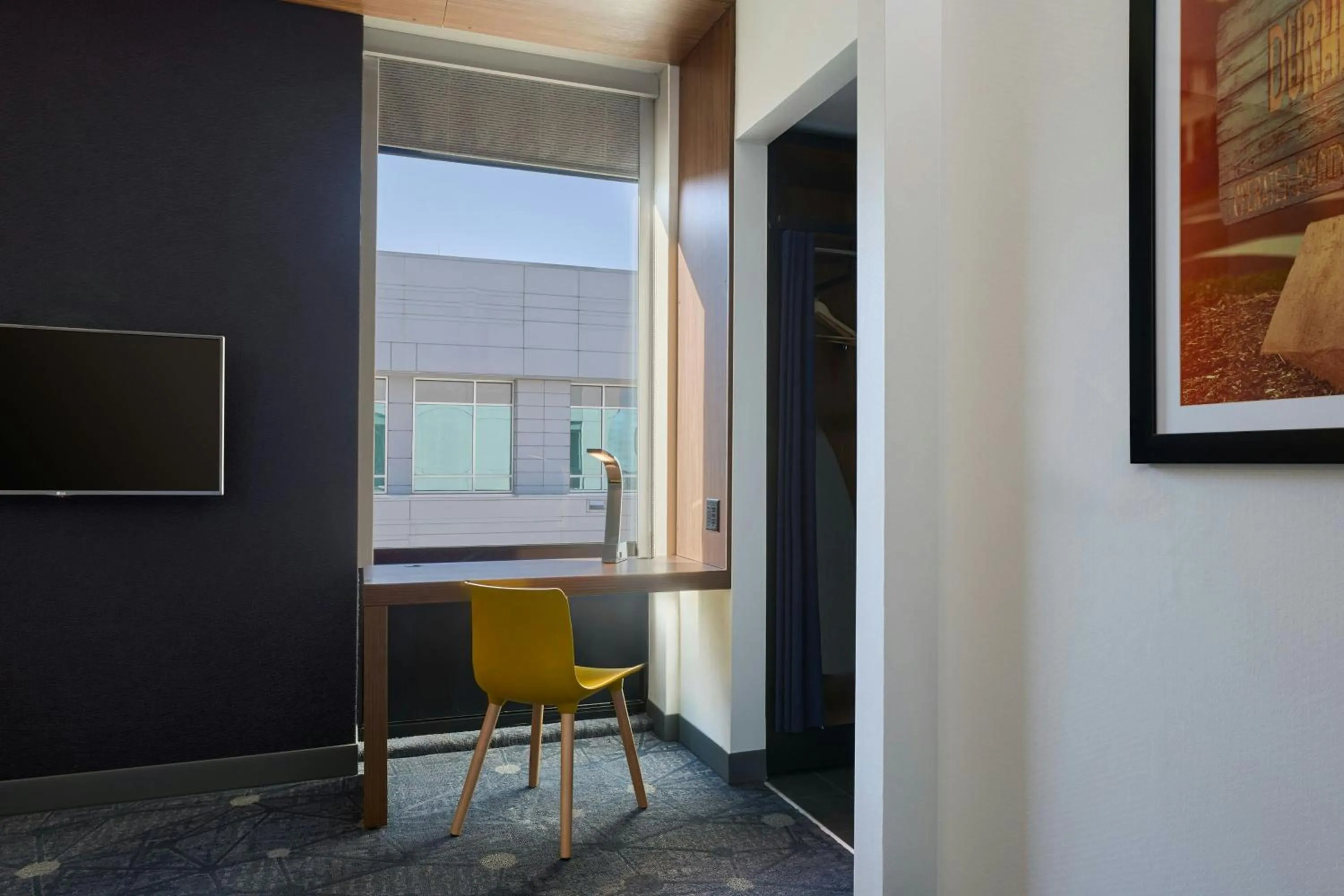 Photo of the whole room in Aloft Durham Downtown