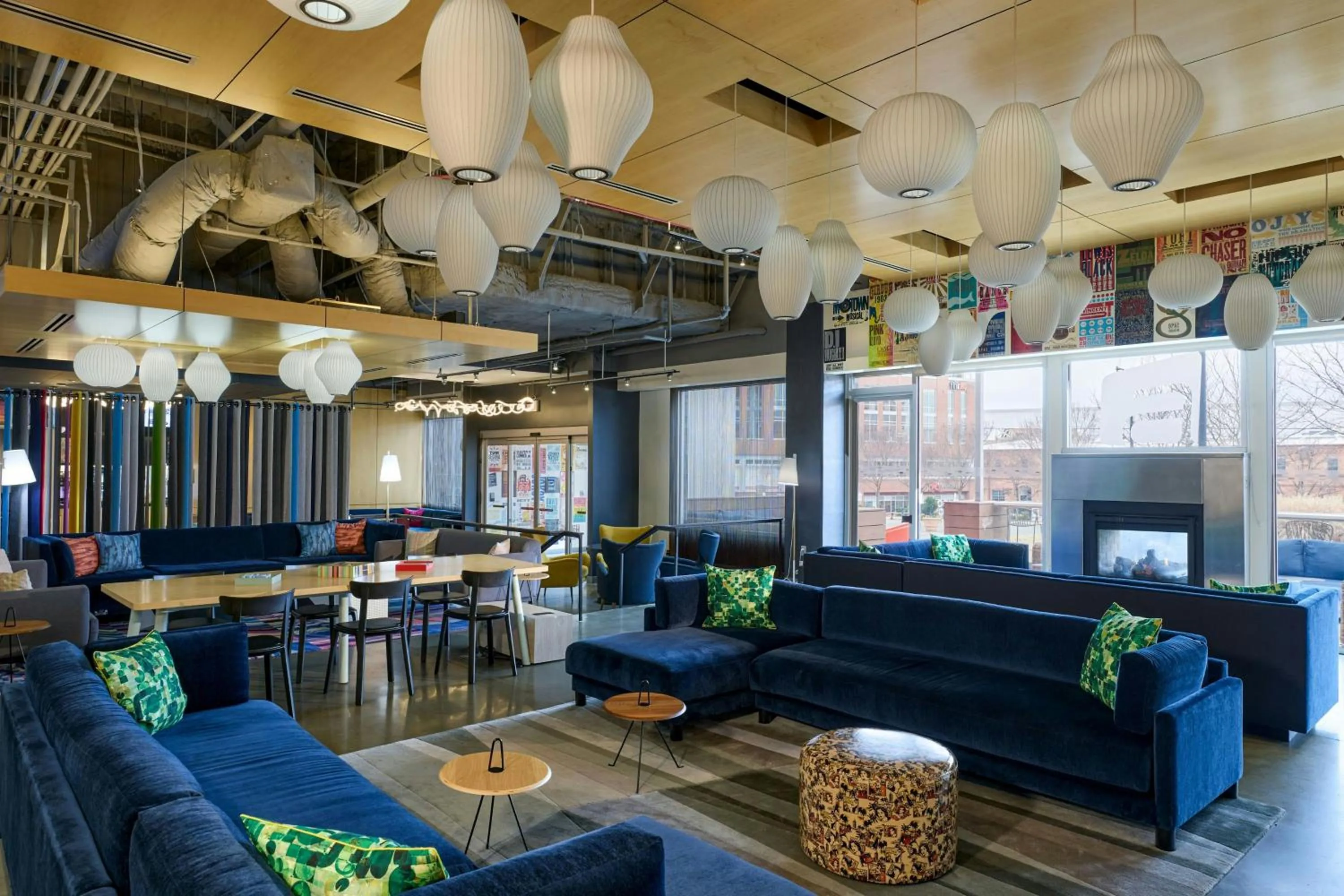 Lounge or bar in Aloft Durham Downtown