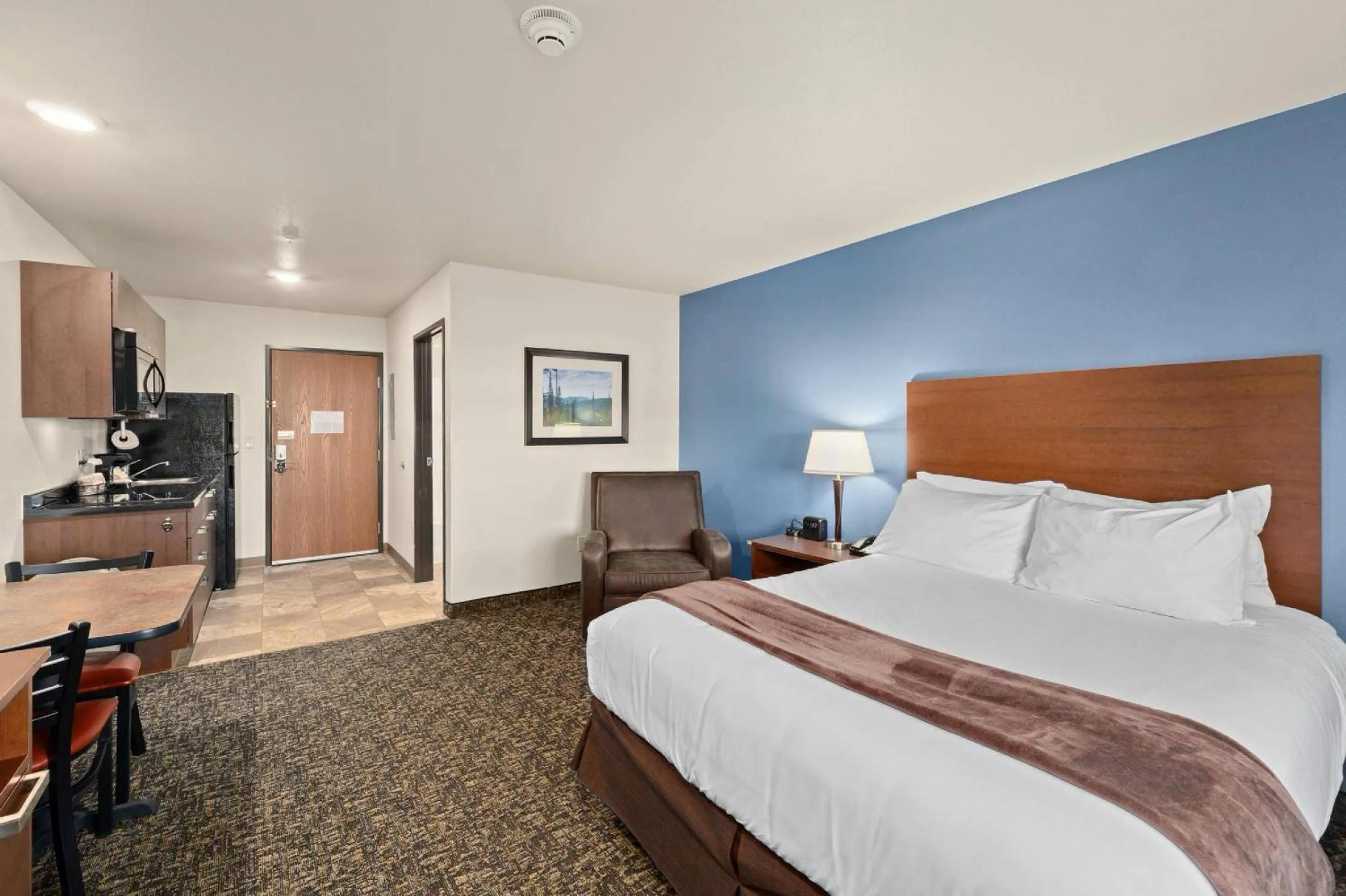 Bedroom, Bed in MainStay Suites Spokane Valley