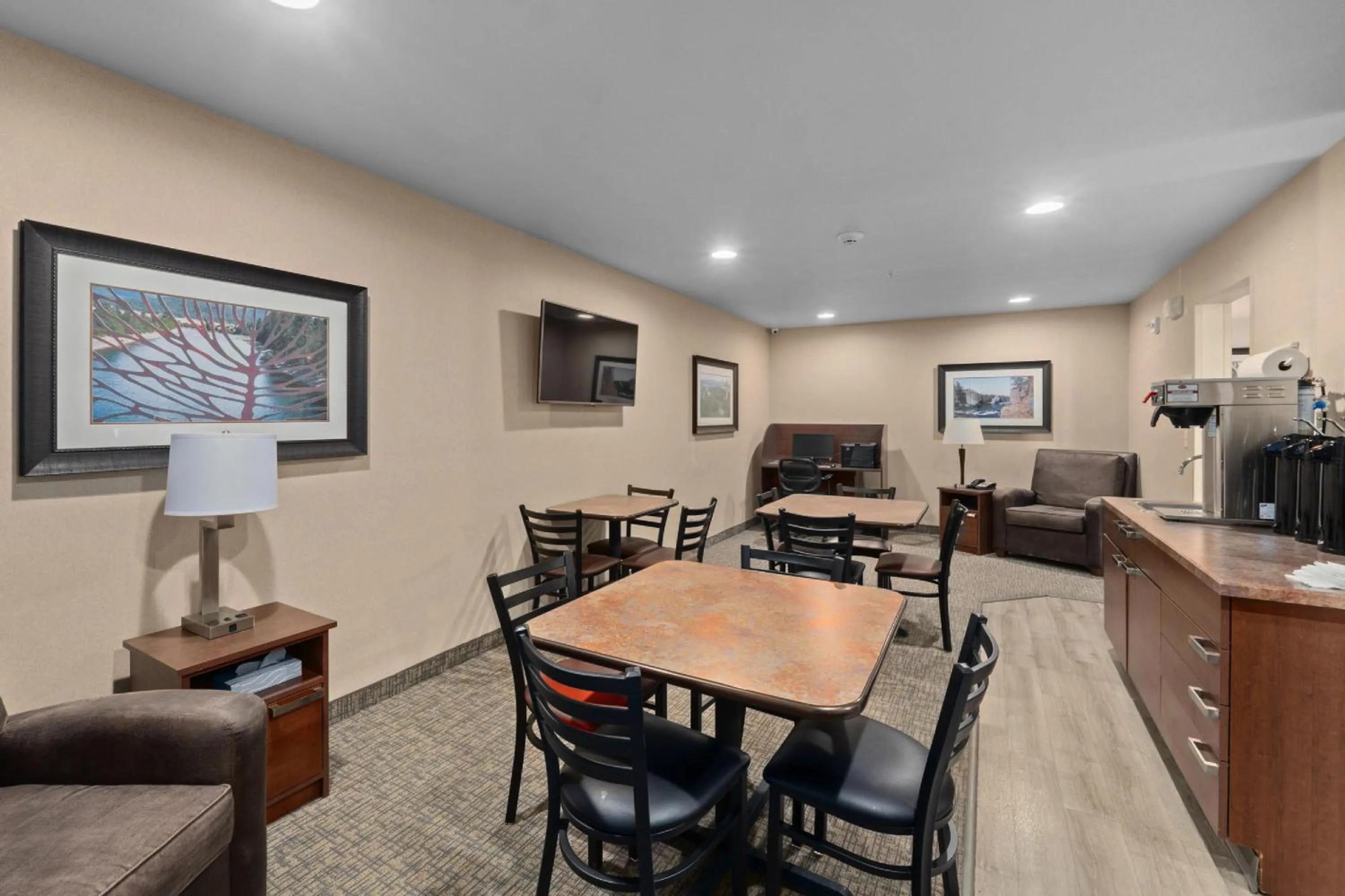 Communal lounge/ TV room in MainStay Suites Spokane Valley