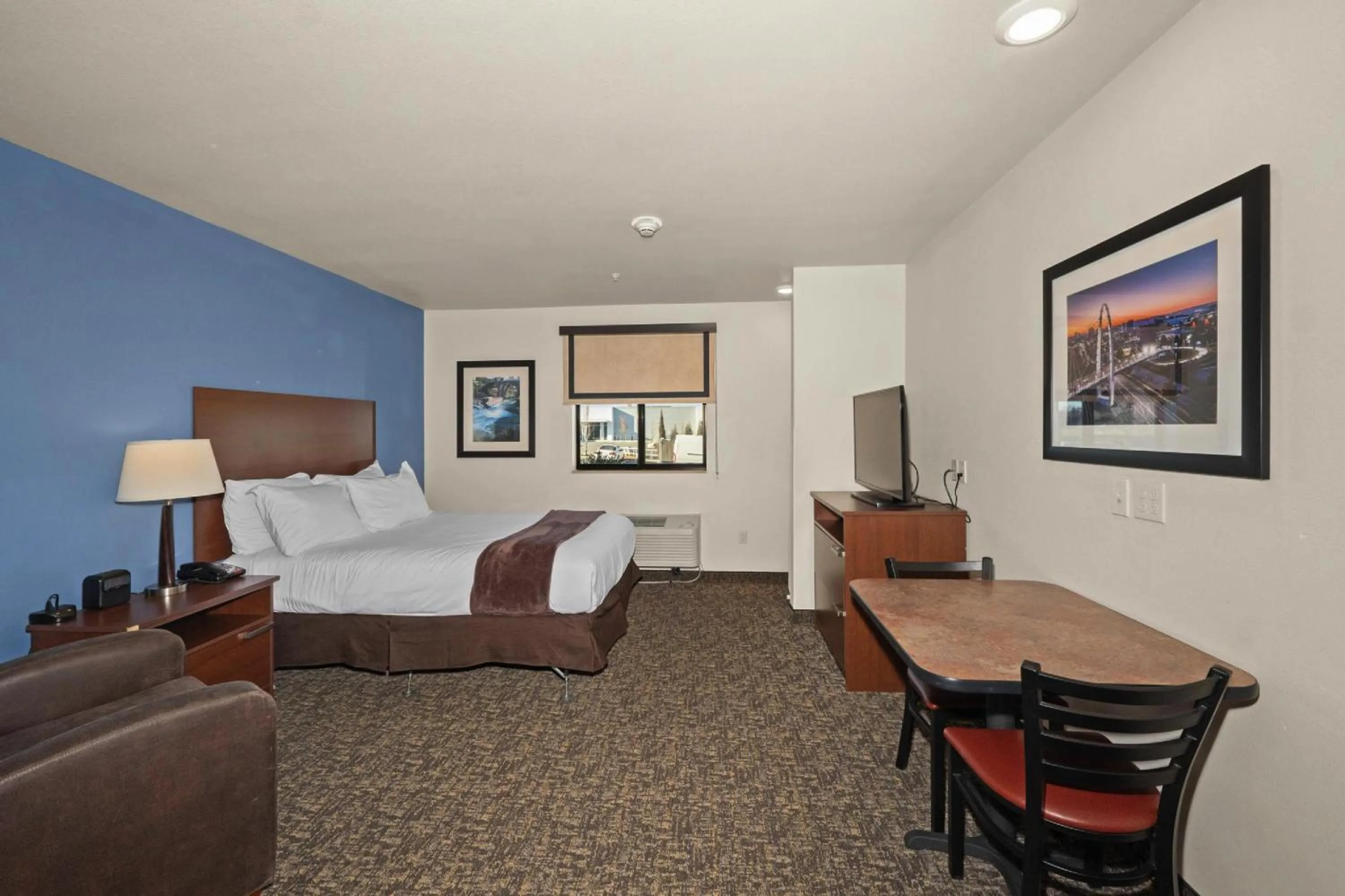 Bedroom in MainStay Suites Spokane Valley