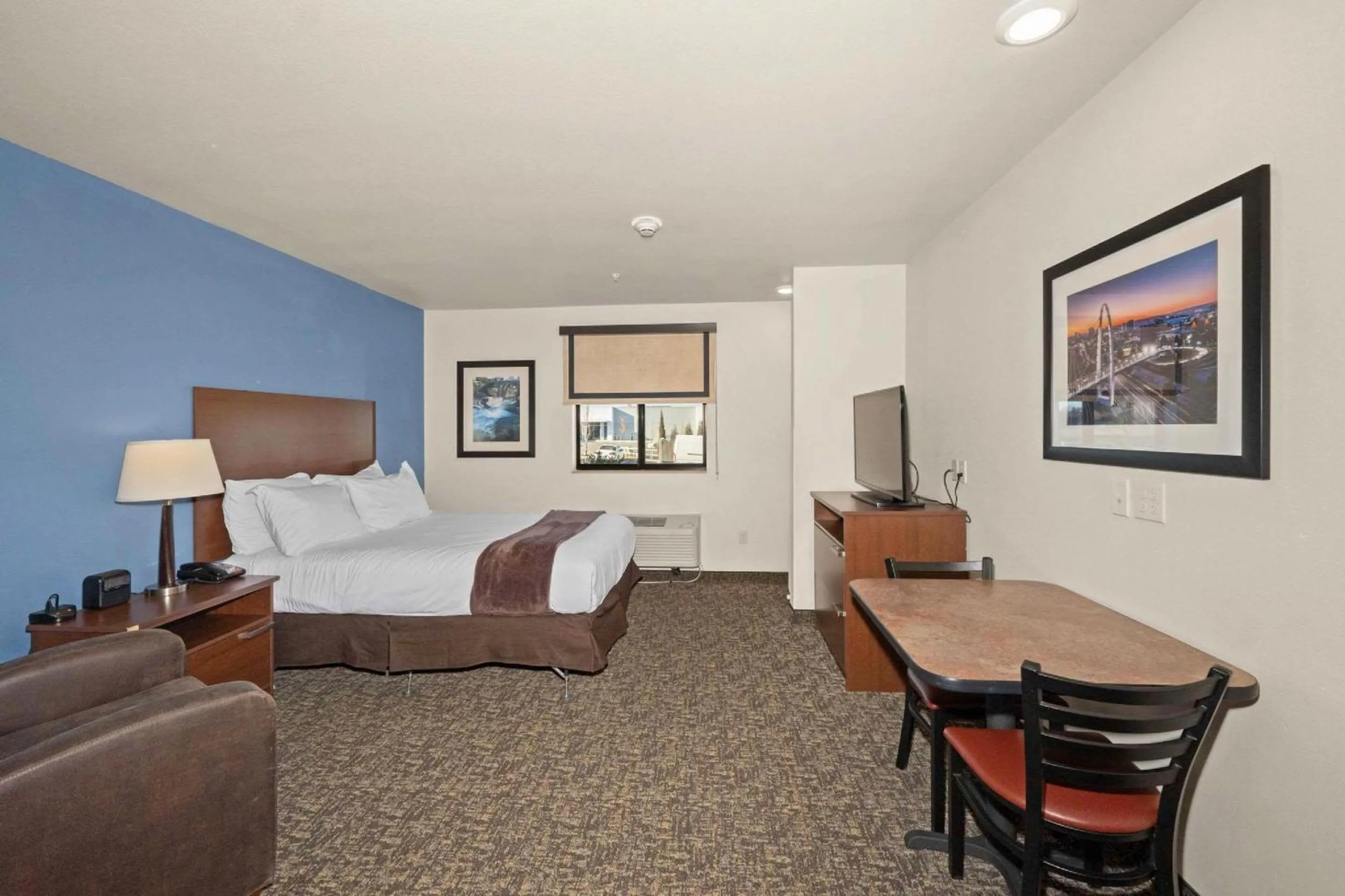 Bedroom in MainStay Suites Spokane Valley