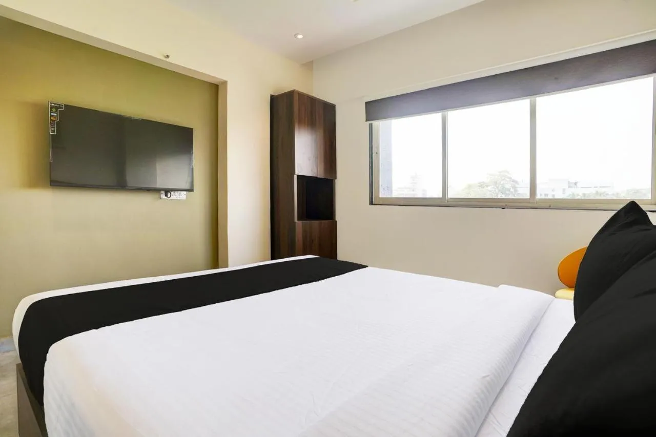 Communal lounge/ TV room, Bed in Vibes Inn Juhu