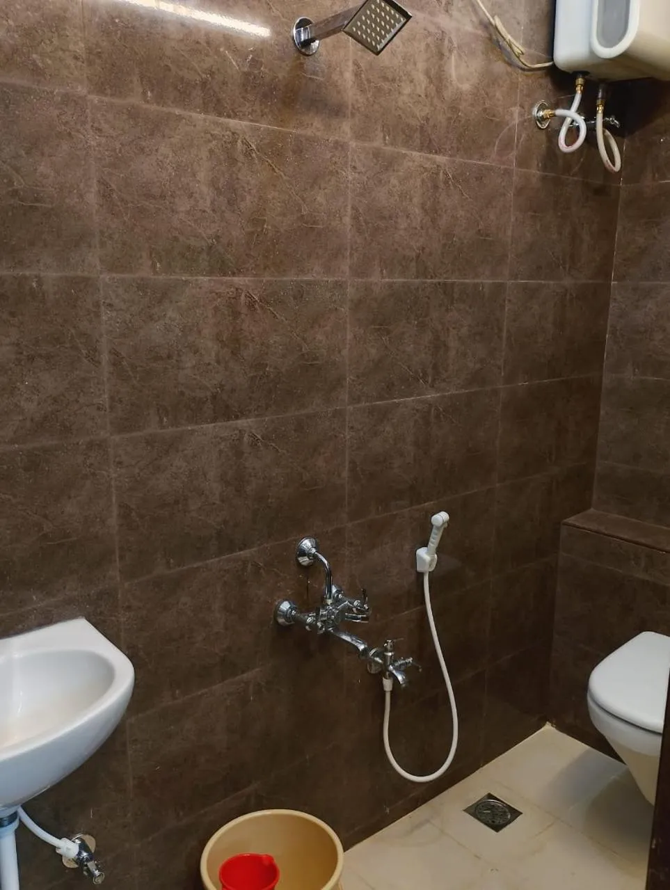 Shower in Nest Budget Inn