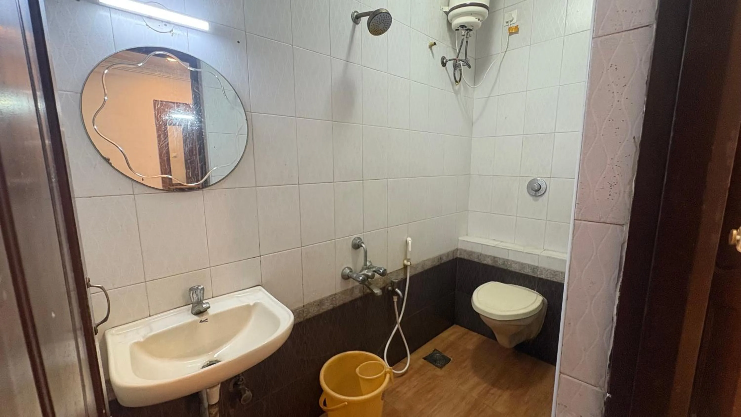 Bathroom in Nest Budget Inn