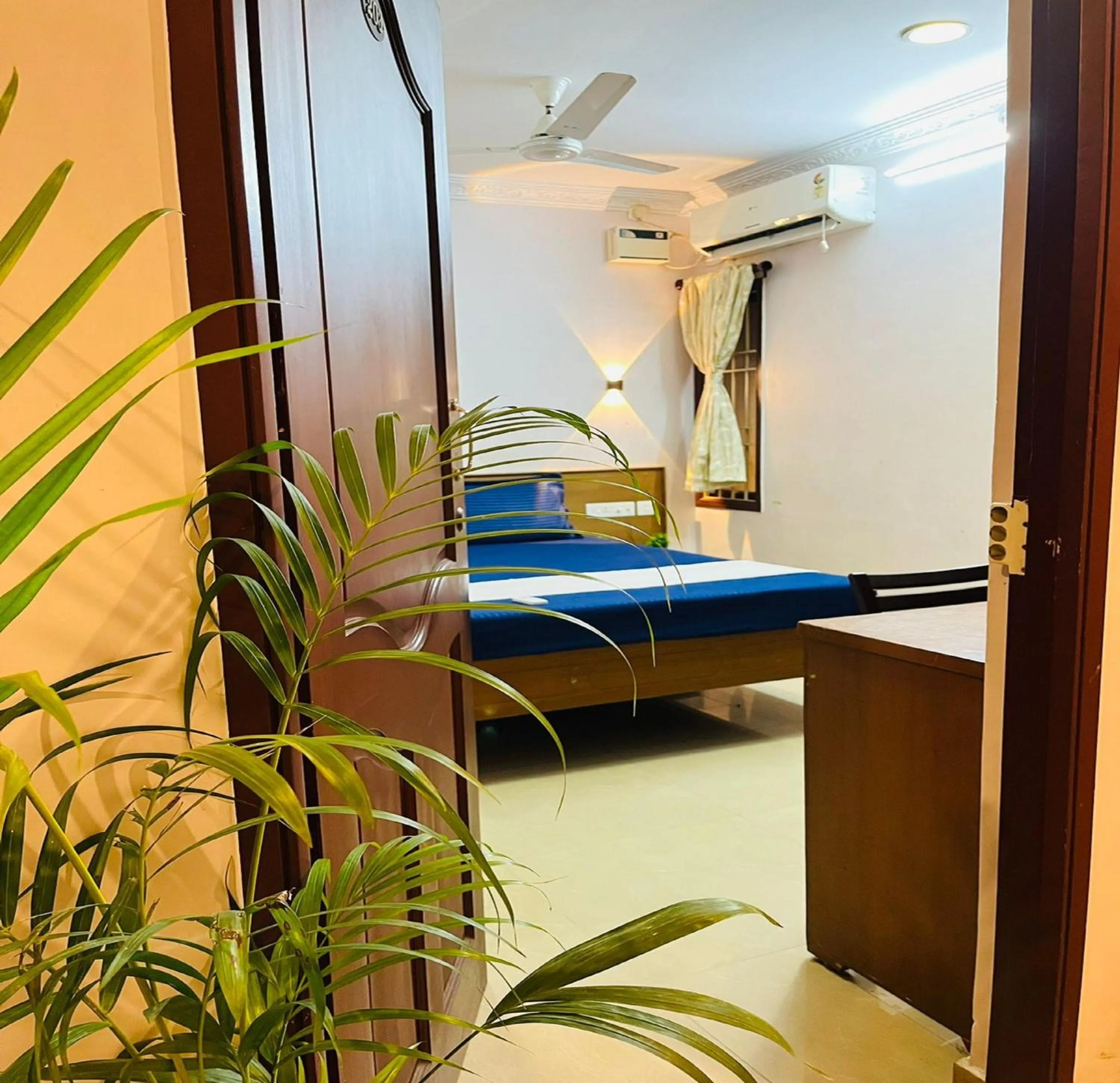 Property building, Bed in Nest Budget Inn